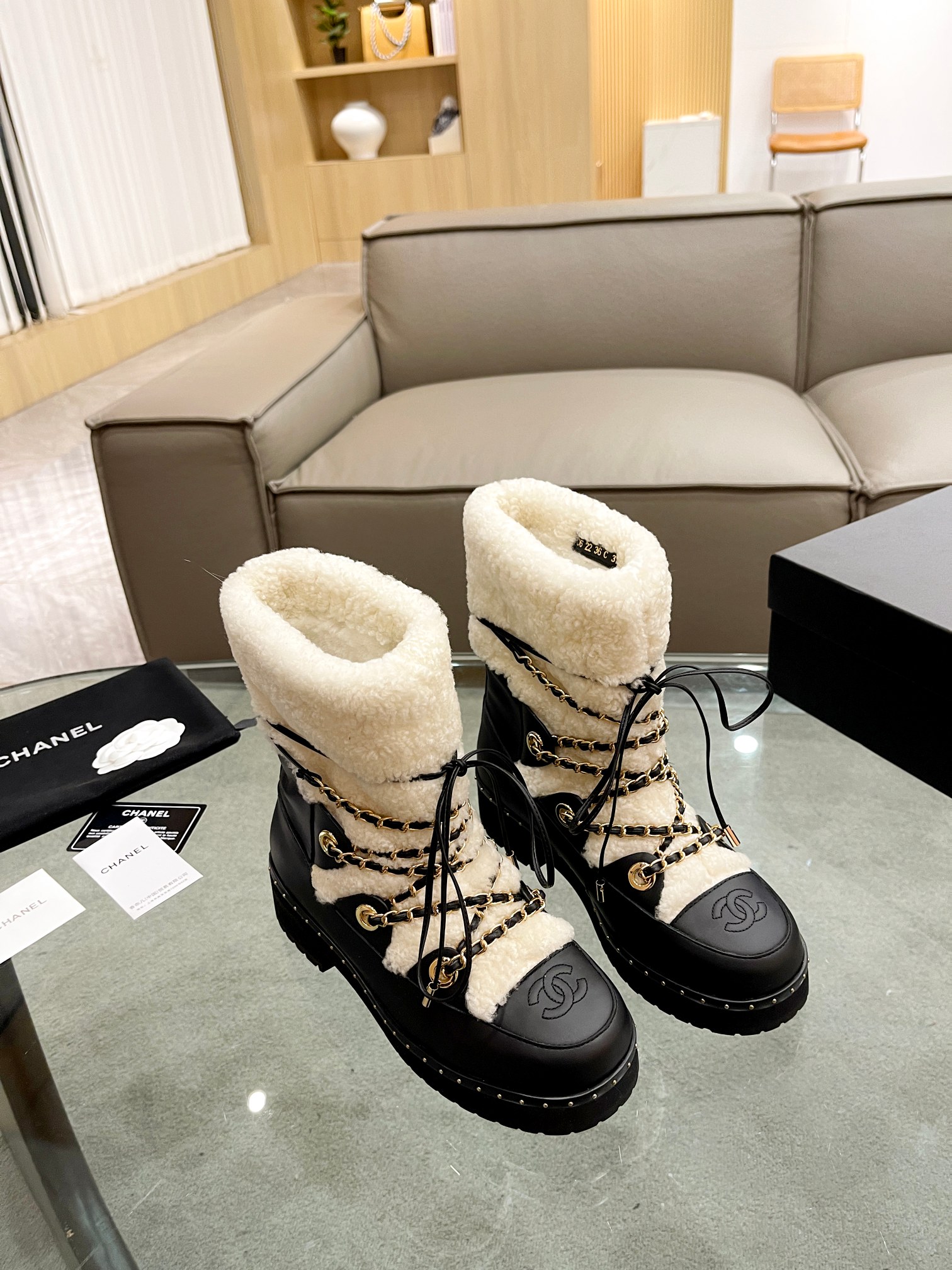 Chanel Bottes De Neige Noir Blanc Lambswol Soie Collection automne – hiver La chaîne