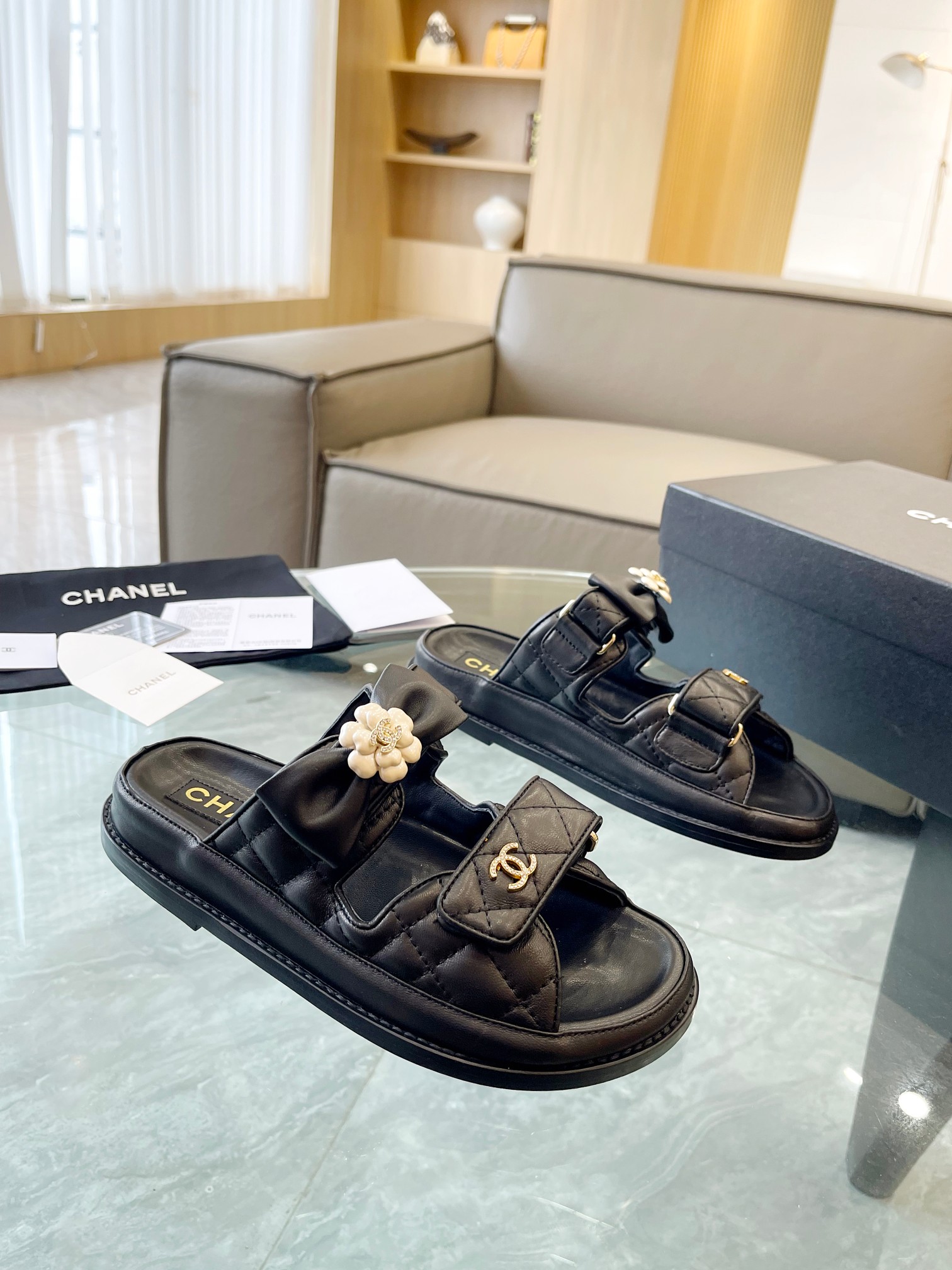 Chanel Nuevo
 Zapatos Sandalias Pantuflas Patrón de litchi Hardware oro Cuero vaca Dermis Piel oveja Laca Resina Colección primavera – verano Playa