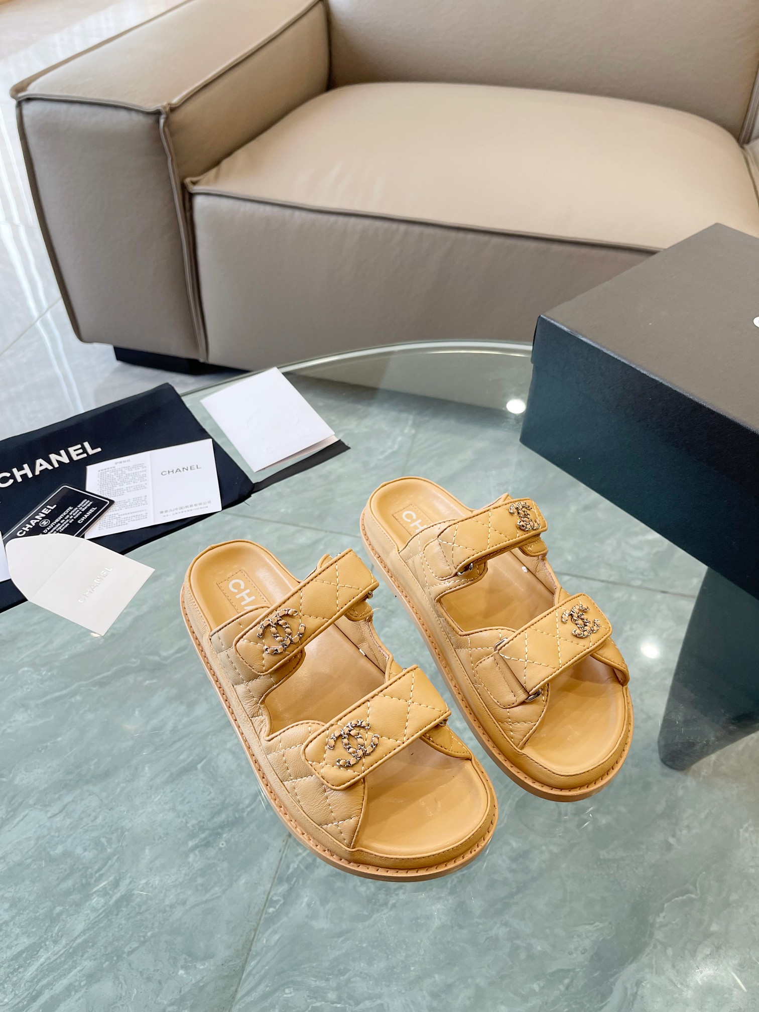 Chanel Comprar Zapatos Sandalias Pantuflas Patrón de litchi Hardware oro Cuero vaca Dermis Piel oveja Laca Resina Colección primavera – verano Playa