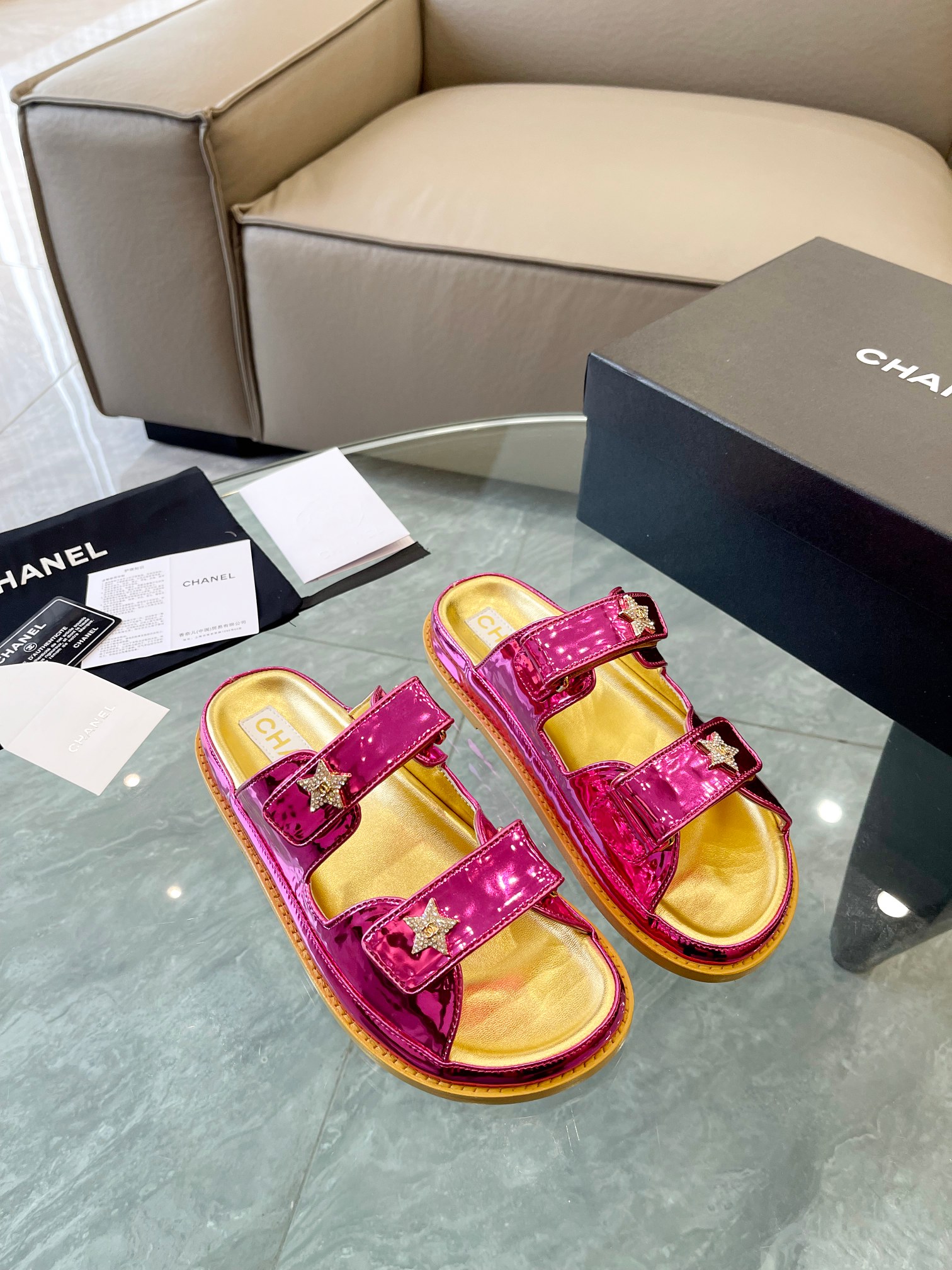 Chanel Imitación
 Zapatos Sandalias Pantuflas Patrón de litchi Hardware oro Cuero vaca Dermis Piel oveja Laca Resina Colección primavera – verano Playa