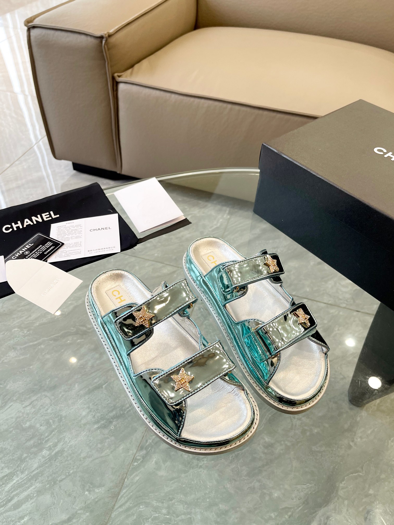 Chanel Zapatos Sandalias Pantuflas Patrón de litchi Hardware oro Cuero vaca Dermis Piel oveja Laca Resina Colección primavera – verano Playa