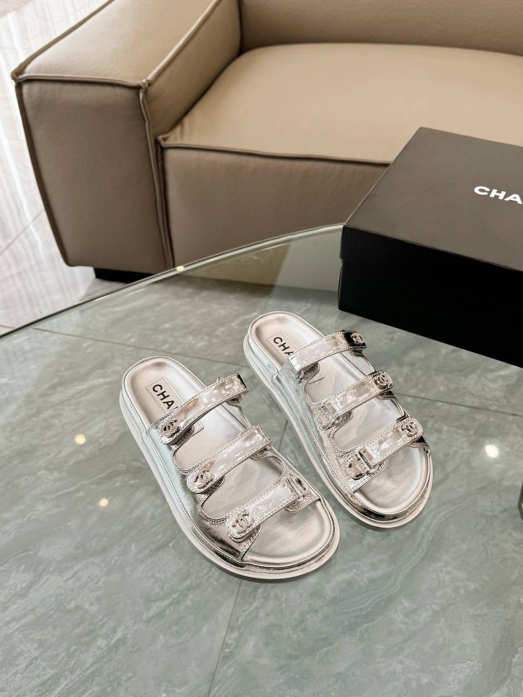 Chanel Chaussures Pantoufles Quincaillerie en or Genuine Leather Peau de mouton Collection printemps – été La plage