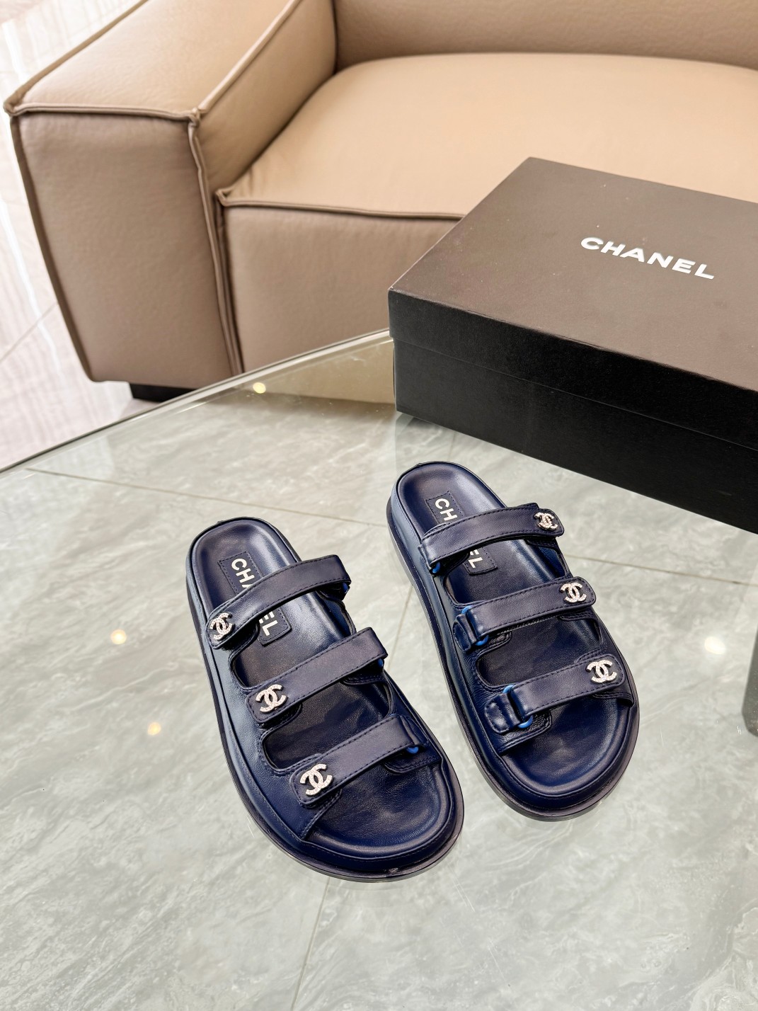 Chanel Zapatos Pantuflas Hardware de oro Dermis Piel oveja Colección primavera – verano Playa