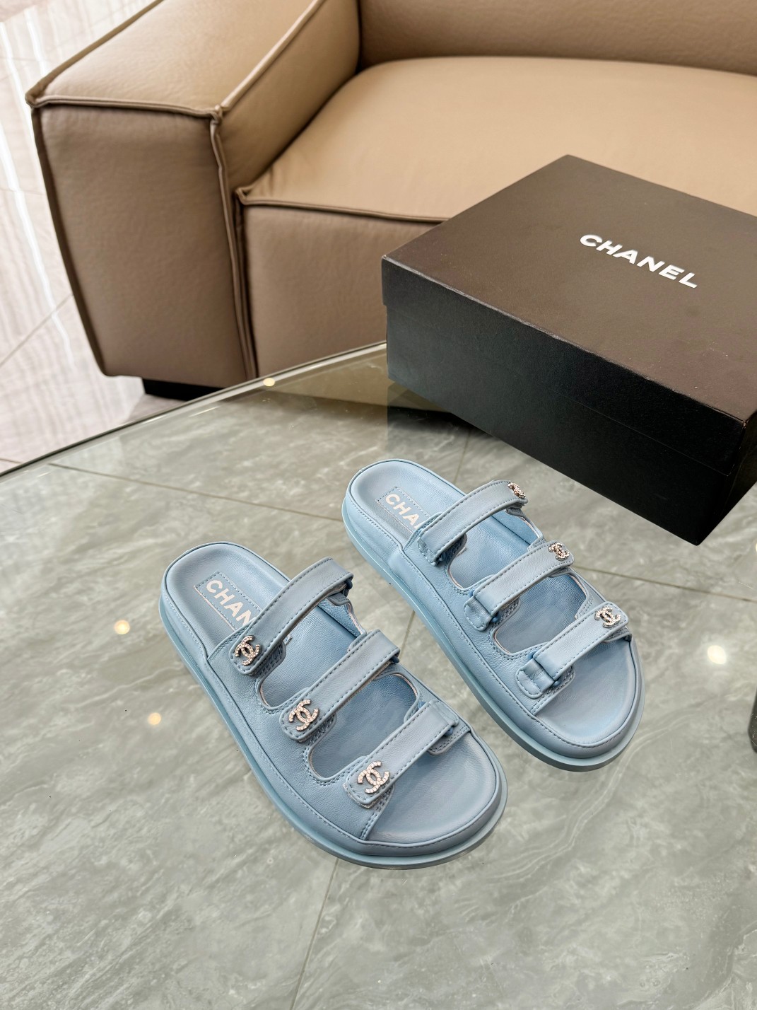 Chanel Zapatos Pantuflas Hardware de oro Dermis Piel oveja Colección primavera – verano Playa