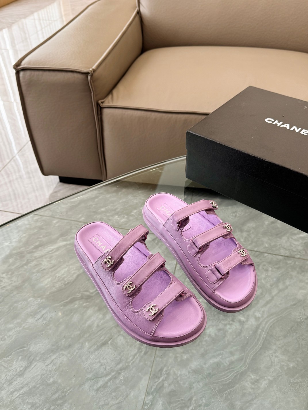 Alta calidad perfecta
 Chanel Zapatos Pantuflas Hardware de oro Dermis Piel oveja Colección primavera – verano Playa