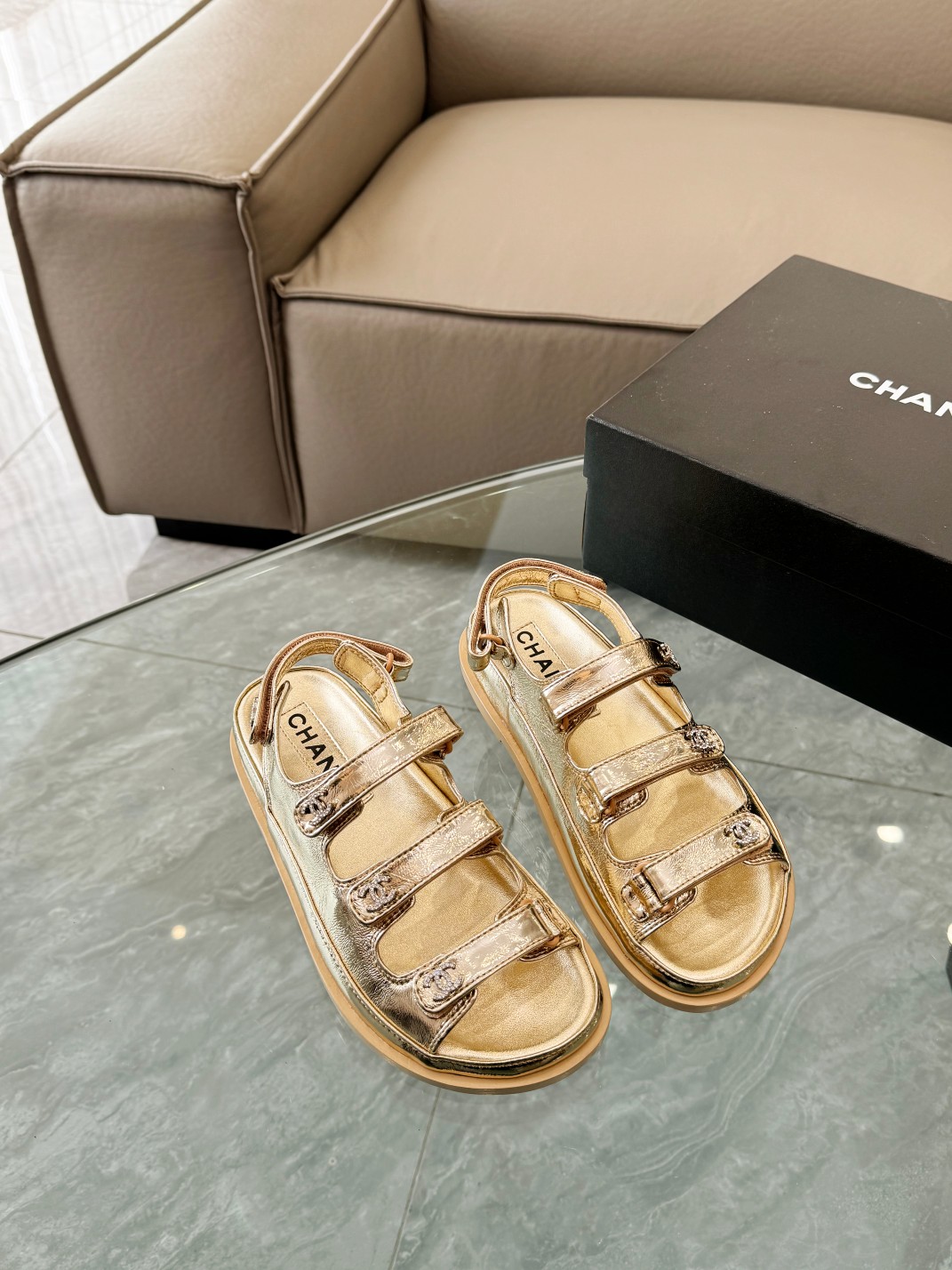 Chanel Zapatos Pantuflas A precio barato
 Hardware de oro Dermis Piel oveja Colección primavera – verano Playa