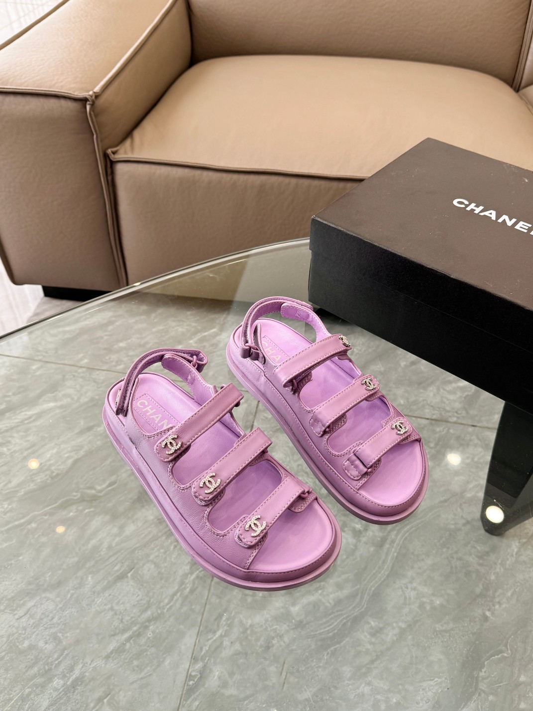 Compre la mejor réplica de alta calidad
 Chanel Zapatos Pantuflas Hardware oro Dermis Piel oveja Colección primavera – verano Playa