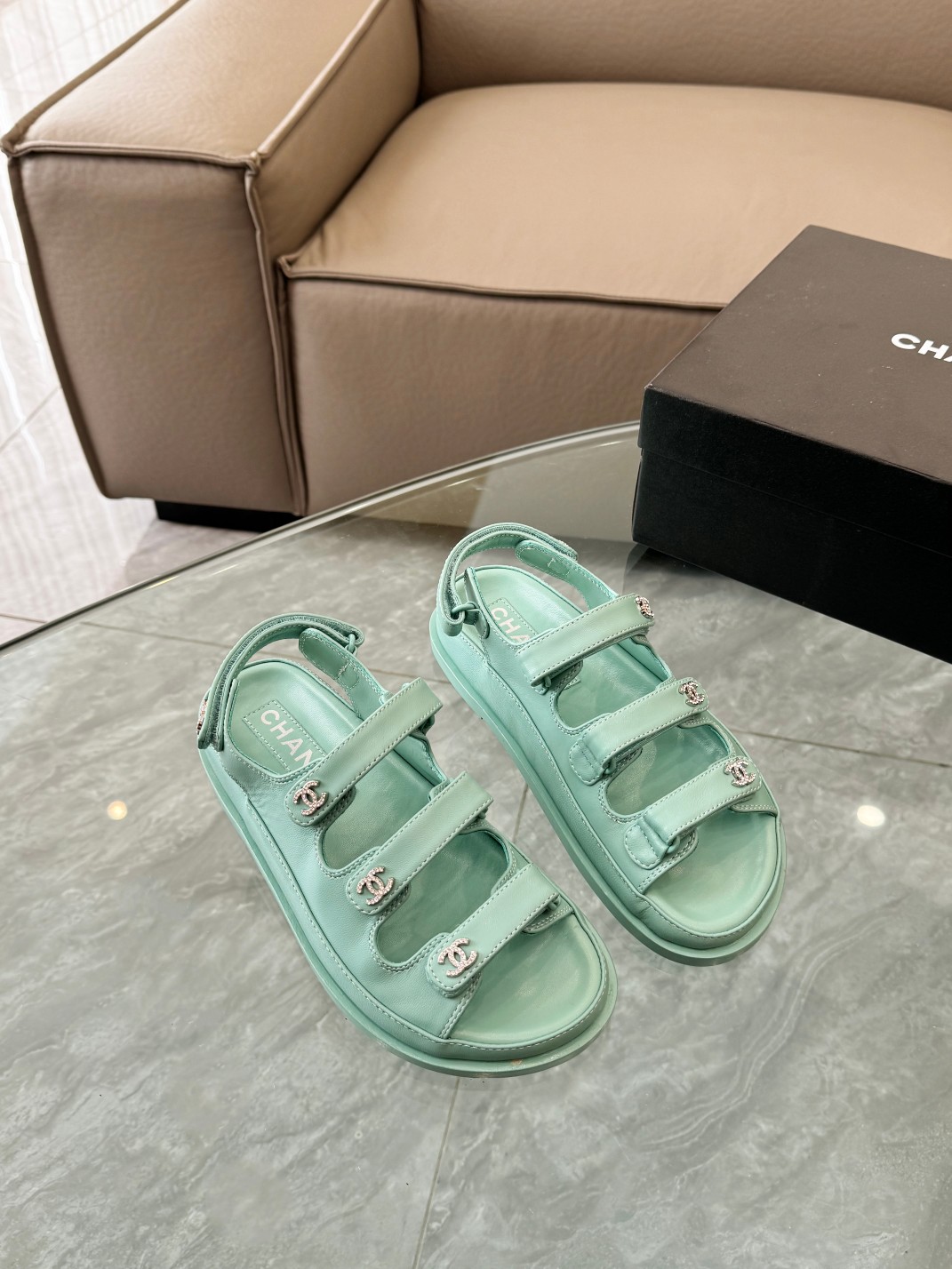 Chanel Zapatos Pantuflas Hardware de oro Dermis Piel oveja Colección primavera – verano Playa