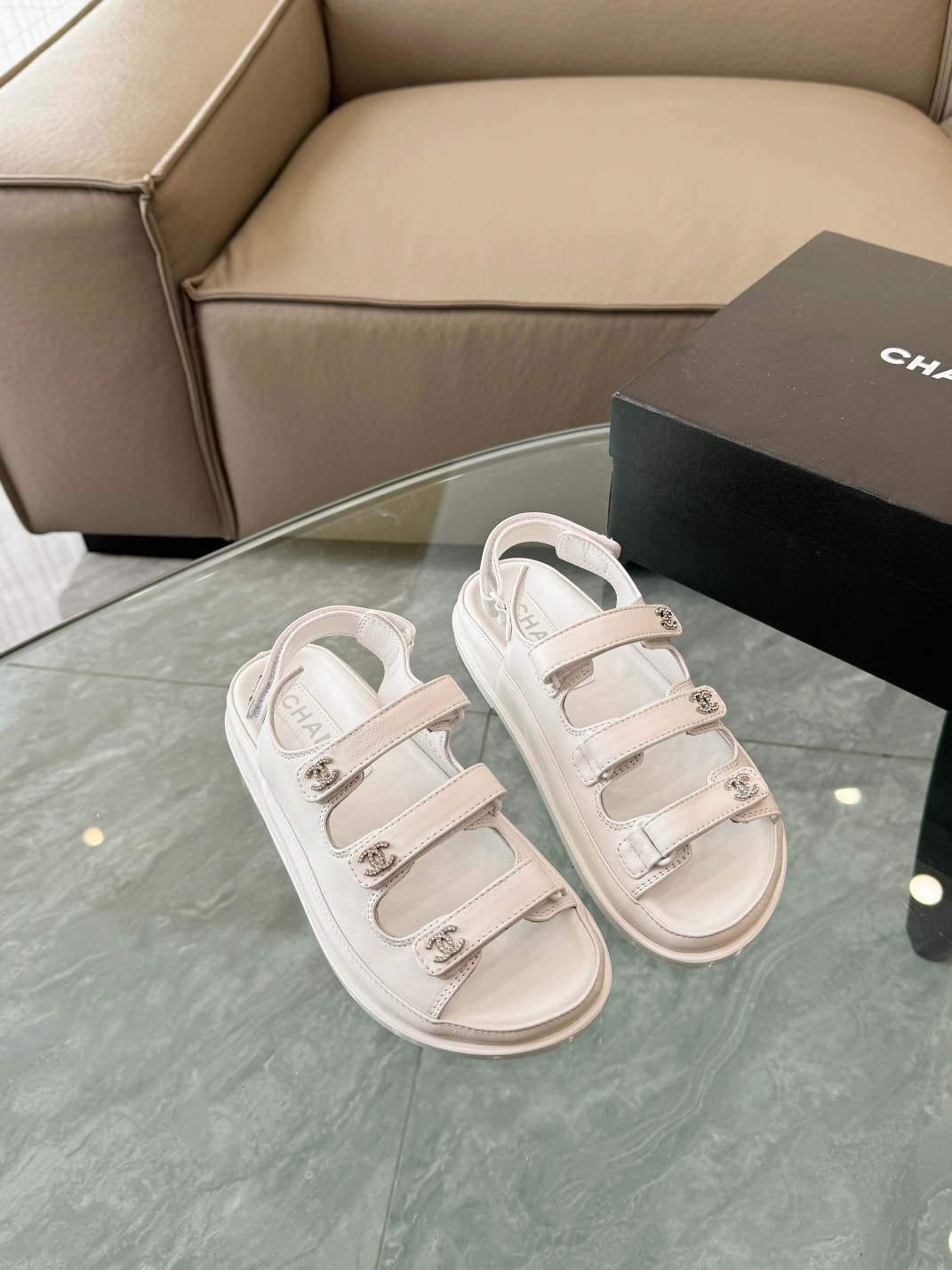 Diseñador de alta gama
 Chanel Zapatos Pantuflas Hardware oro Dermis Piel oveja Colección primavera – verano Playa