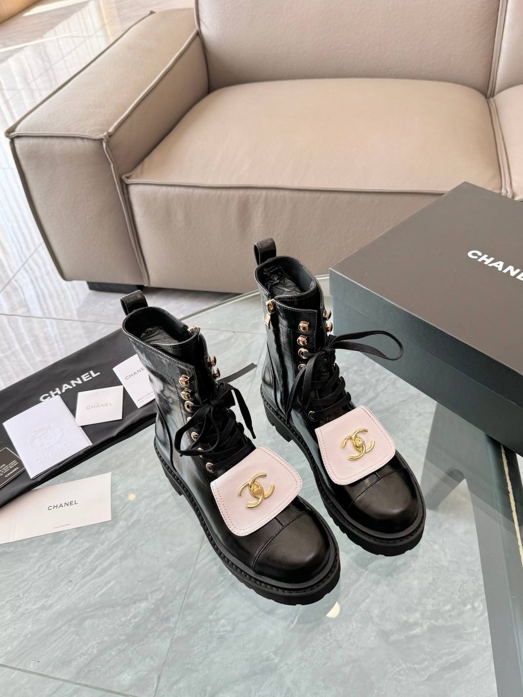 Chanel Bottes Martin Bottes Courtes Cuir de vache Collection automne – hiver