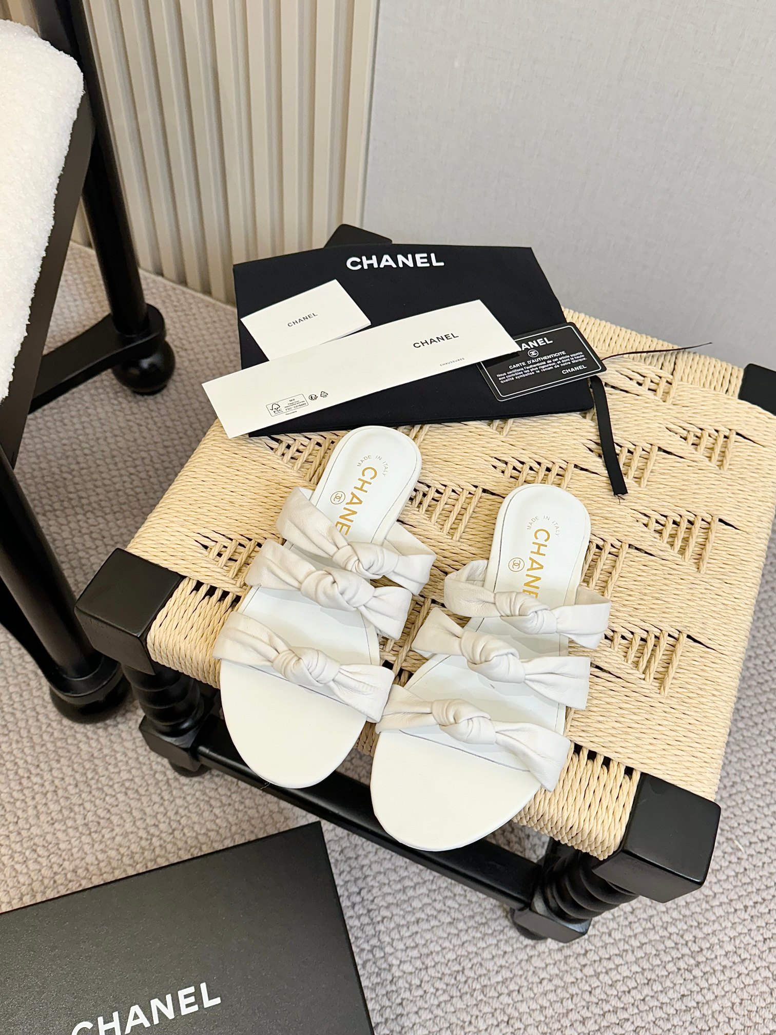 NO:226862,High-version CHANE* Chanel Xiaoxiang Slippers, a big hit!  Xiaoxiang 2025a official website Chanel early spring sandals slippers, series new sandals full of retro style, delicate shoe shape, looks very likable, small round toe, the feet also make people thin, the foot is a kind of retro sentimental shoes of the era, new European and American catwalks, hot products 1 original custom silk cloth sheepskin/velvet 2 original silk silk cloth/sheepskin inner 3 soles: original Italian leather sole 4 size 35-40 (34 41 customized) 5, slippers, chanel, chanel, sandals, slippers, sheepskin, real silk19860909高版本 CHANE* 香奈儿 小香 拖鞋,大爆款！小香2025a官网香奈儿早春 凉鞋 拖鞋,系列新品凉拖鞋满满的复古风 秀气的鞋型 看着就很讨喜,小圆头 衬托脚也变得瘦瘦的,上脚给人就是一种年代的复古情怀鞋、欧美走秀新款,爆款产品 1原版定制真丝布羊皮/真丝绒 2原版丝绸真丝布/羊皮内里 3大底:原版意大利真皮底 4码数35-40（34 41定做） 5,拖鞋,chanel,chanel,sandals,slippers,sheepskin,real silk,Women's Shoes