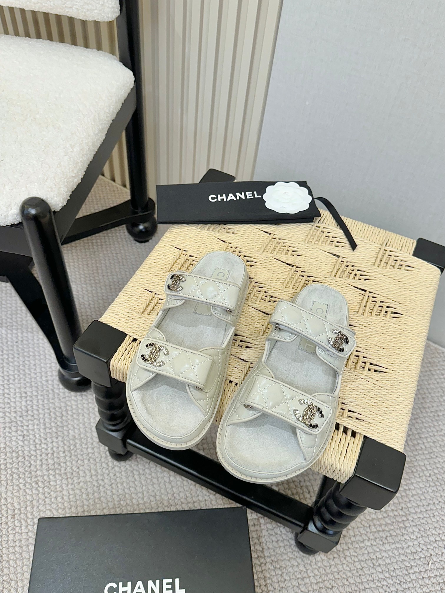 NO:226850,CHANEL Xiaoxiang 2025 new slippers counter [authentic grade] version!  !  The king of domestic and foreign counters was out of stock. I finally got it after searching all the domestic counters. I was so surprised when I saw the real thing when I opened the box. I liked it so much. I called on my best friends to form a group to buy and grab it, and I was named [Beach Slippers] by major bloggers. I really love it. It looks beautiful and looks like a variety of combinations. I can wear it at will. It is very convenient to wear Velcro. The various dressing occasions of hold. This series is now available for sale!  The counter is purchased for 8,900!  !  Counter quality Original materials, inner sheepskin, special hardware buckle, exclusive mold custom logo. Official catalog Number of codes 35-40 (41,42 customized) Italian genuine leather outsole genuine packaging Slippers, slippers, chanel, chanel, slippers, sheepskin, Leather soles19860909CHANEL 香奈儿 小香 2025新款拖鞋 专柜【正品级】版本！！ 国内国外专柜断货王,找遍国内专柜心心念念终于到手,第一眼开箱看到实物让我太惊讶了,太喜欢了呼吁闺蜜们组团购买疯抢度蹭蹭蹭上涨,被各大博主点名【沙滩拖鞋】,真的是超级爱了,上脚无敌好看简直万种搭配,随意穿搭拿捏的稳稳的,魔术贴f穿着非常方便.hold的各种穿搭场合,本系列现已登陆发售！ 专柜以8900购入！！专柜品质 原厂材料,内里羊皮.专用五金扣.独家开模定制logo. 官方目录 码数35-40（41,42定做） 意大利真皮大底正品包装 拖鞋,拖鞋,chanel,chanel,slippers,sheepskin,Leather soles,Women's Shoes