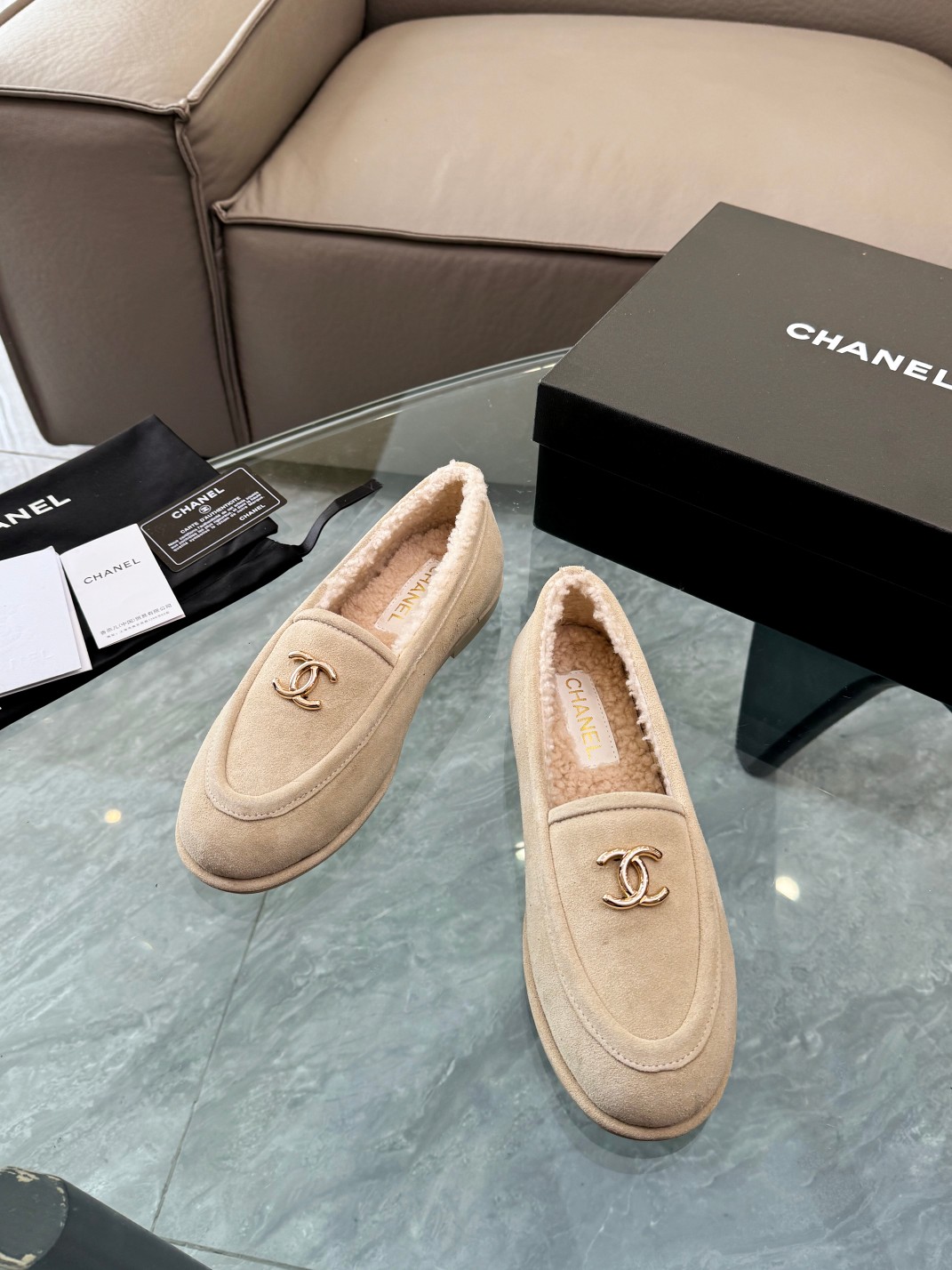 Chanel Mocassins Mary Jane en Daim Beige avec Doublure Laine d'Agneau