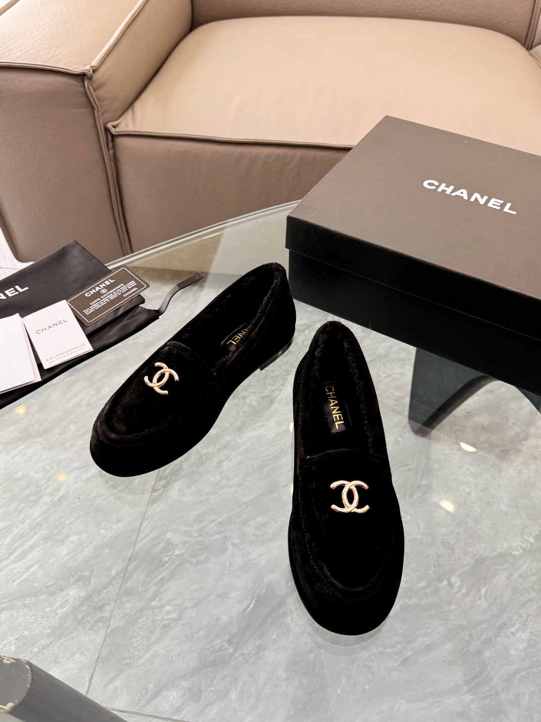 Chanel Mary Jane Loafers - Zwart Suède met Gouden Logo - Maat 35-40