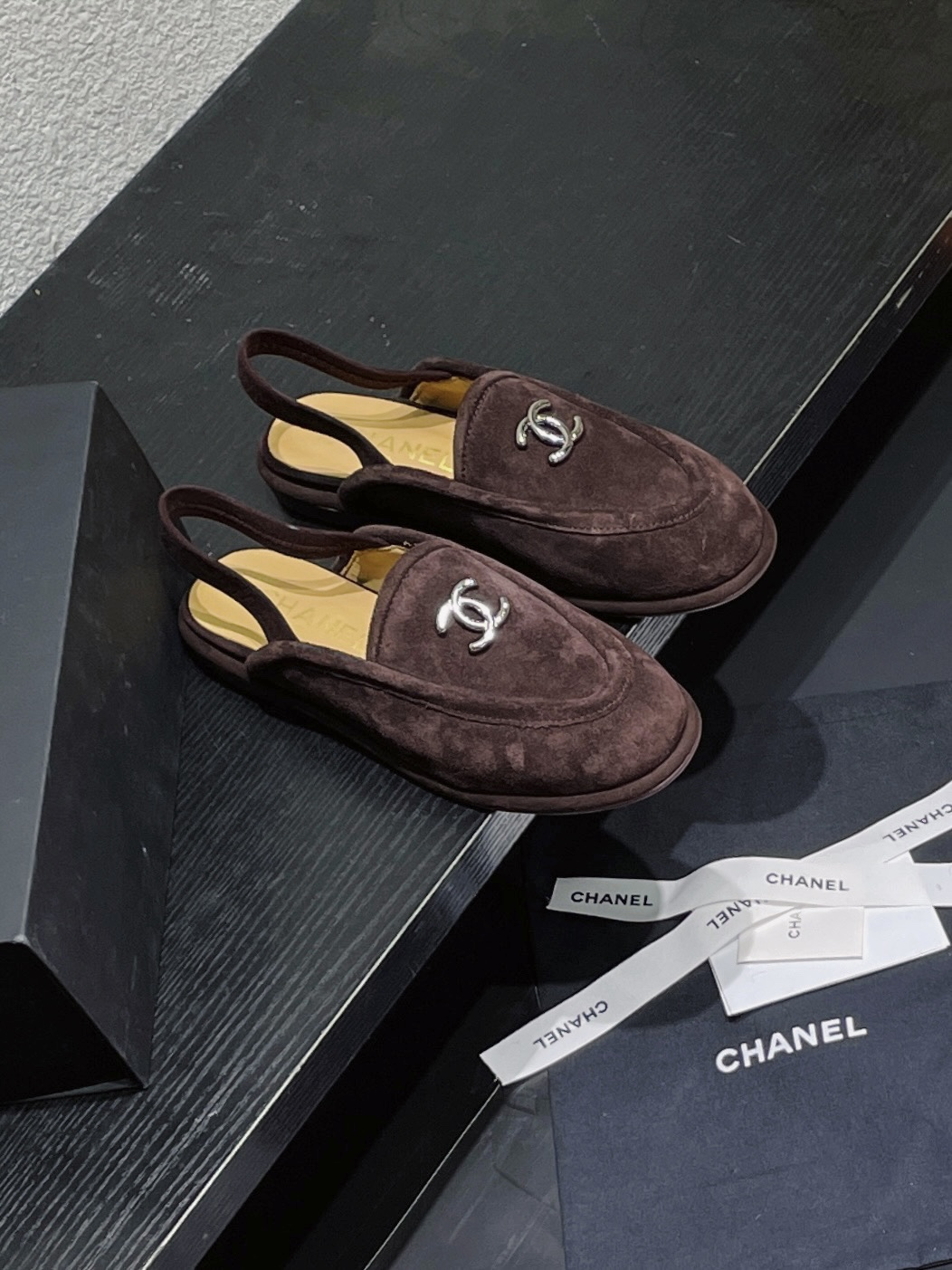 Chanel Bruine Suède Leren Mules met Elastische Band - Comfortabel en Stijlvol