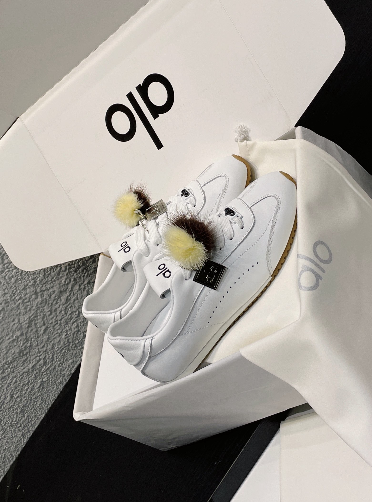 ALO Yoga Women's White Leather Trainers with Fur Pom-Pom Charm Sneakers 4 a1757804771325 4000