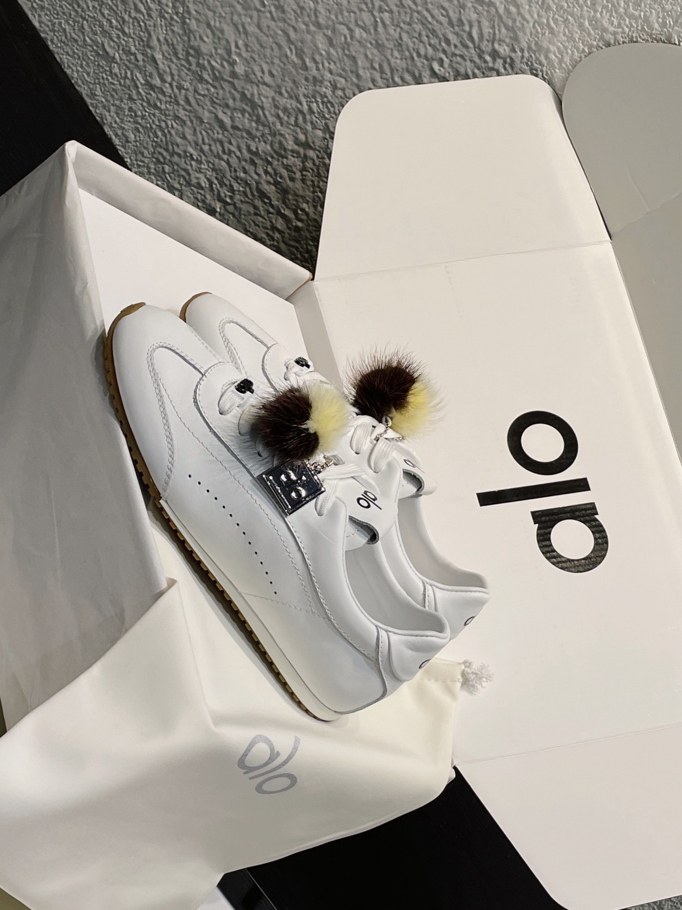 ALO Yoga Women's White Leather Trainers with Fur Pom-Pom Charm Sneakers 6 a1757804771338 0757
