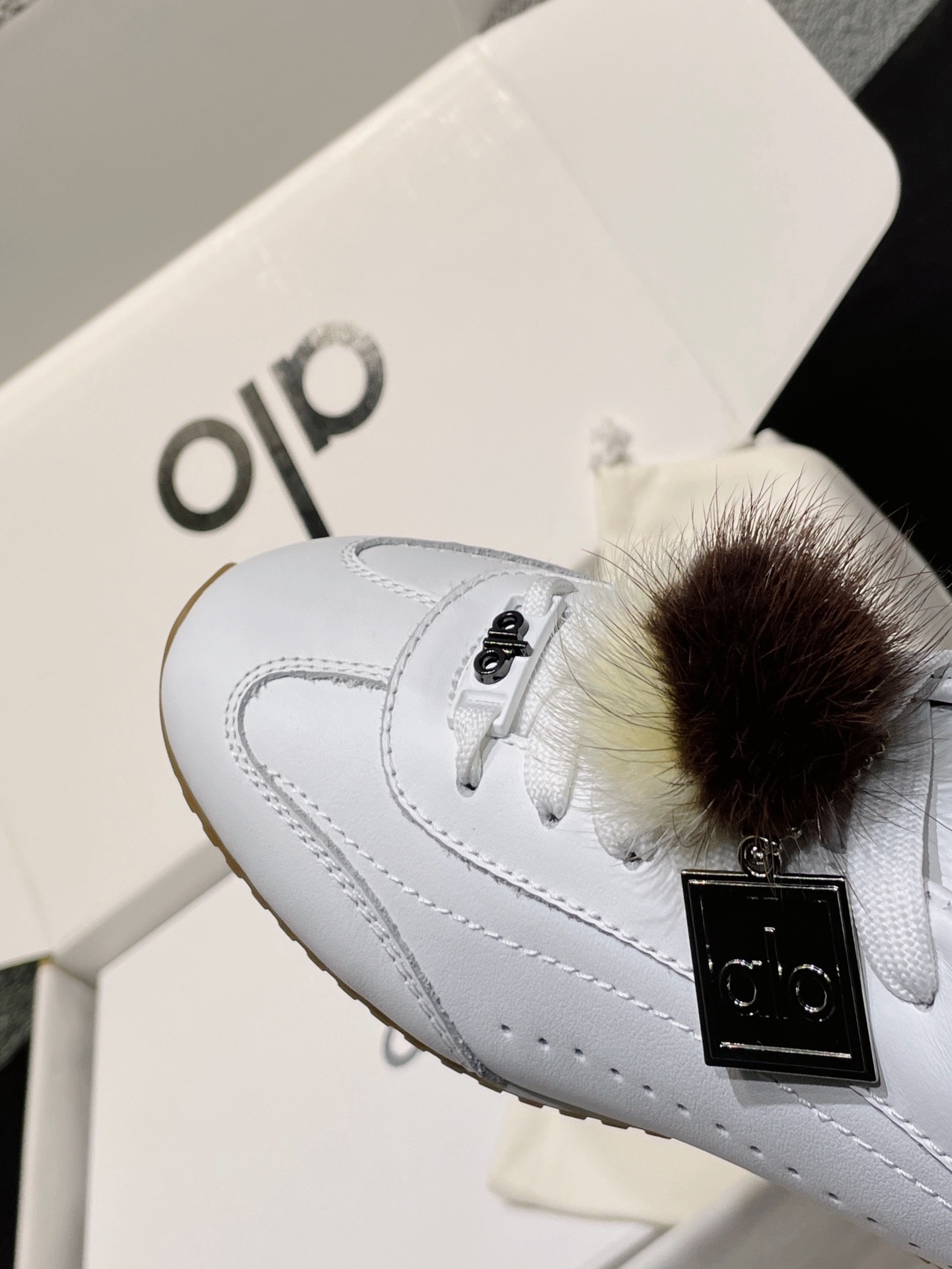 ALO Yoga Women's White Leather Trainers with Fur Pom-Pom Charm Sneakers 8 a1757804800108 3614