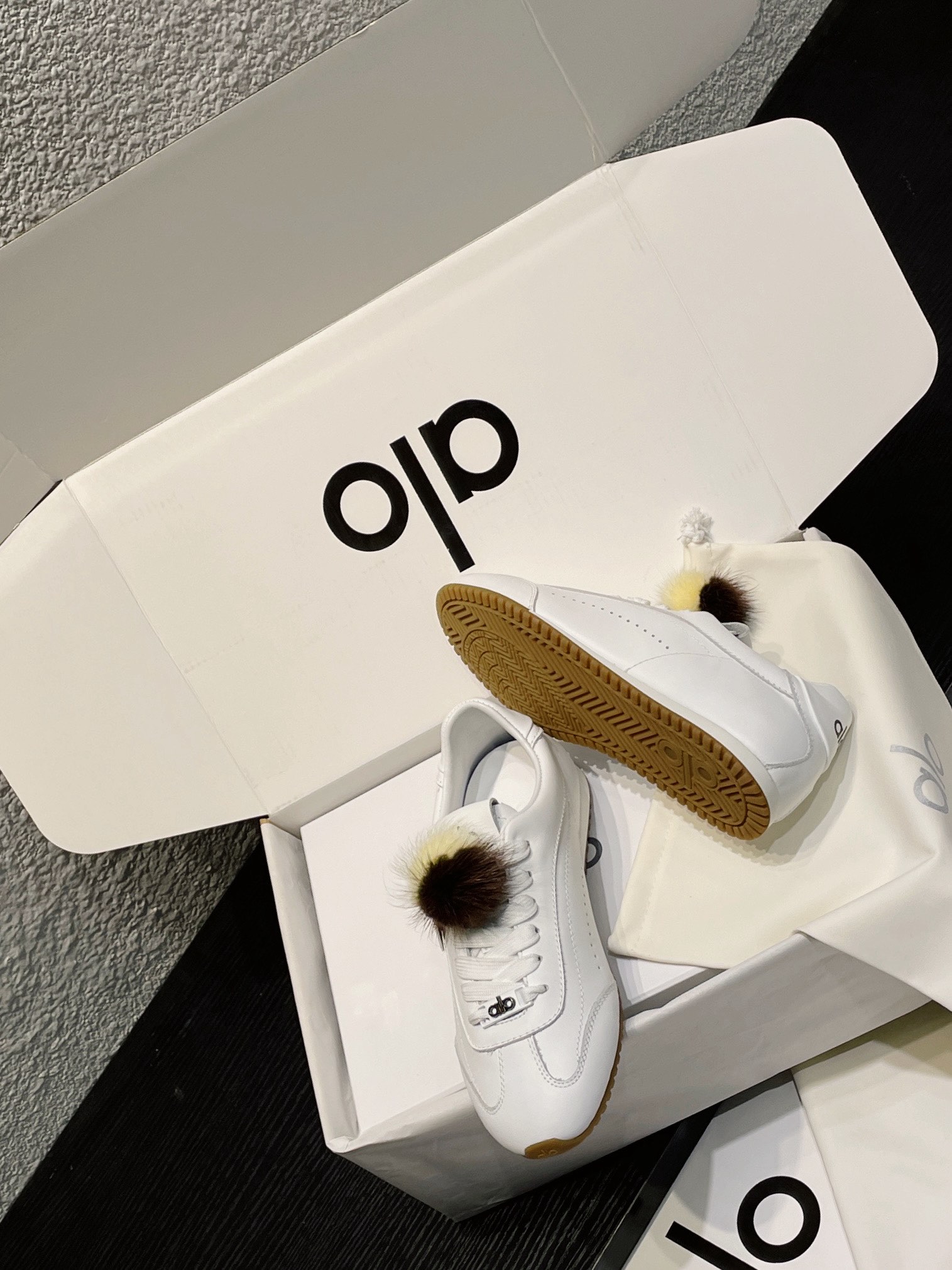 ALO Yoga Women's White Leather Trainers with Fur Pom-Pom Charm Sneakers 7 a1757804800109 8841