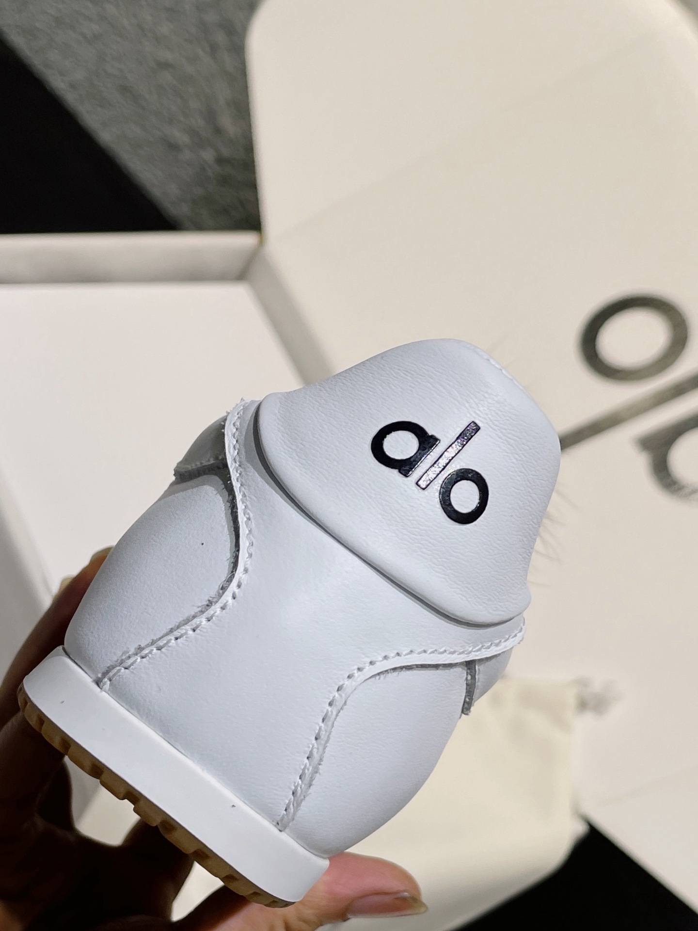 ALO Yoga Women's White Leather Trainers with Fur Pom-Pom Charm Sneakers 9 a1757804800110 3320