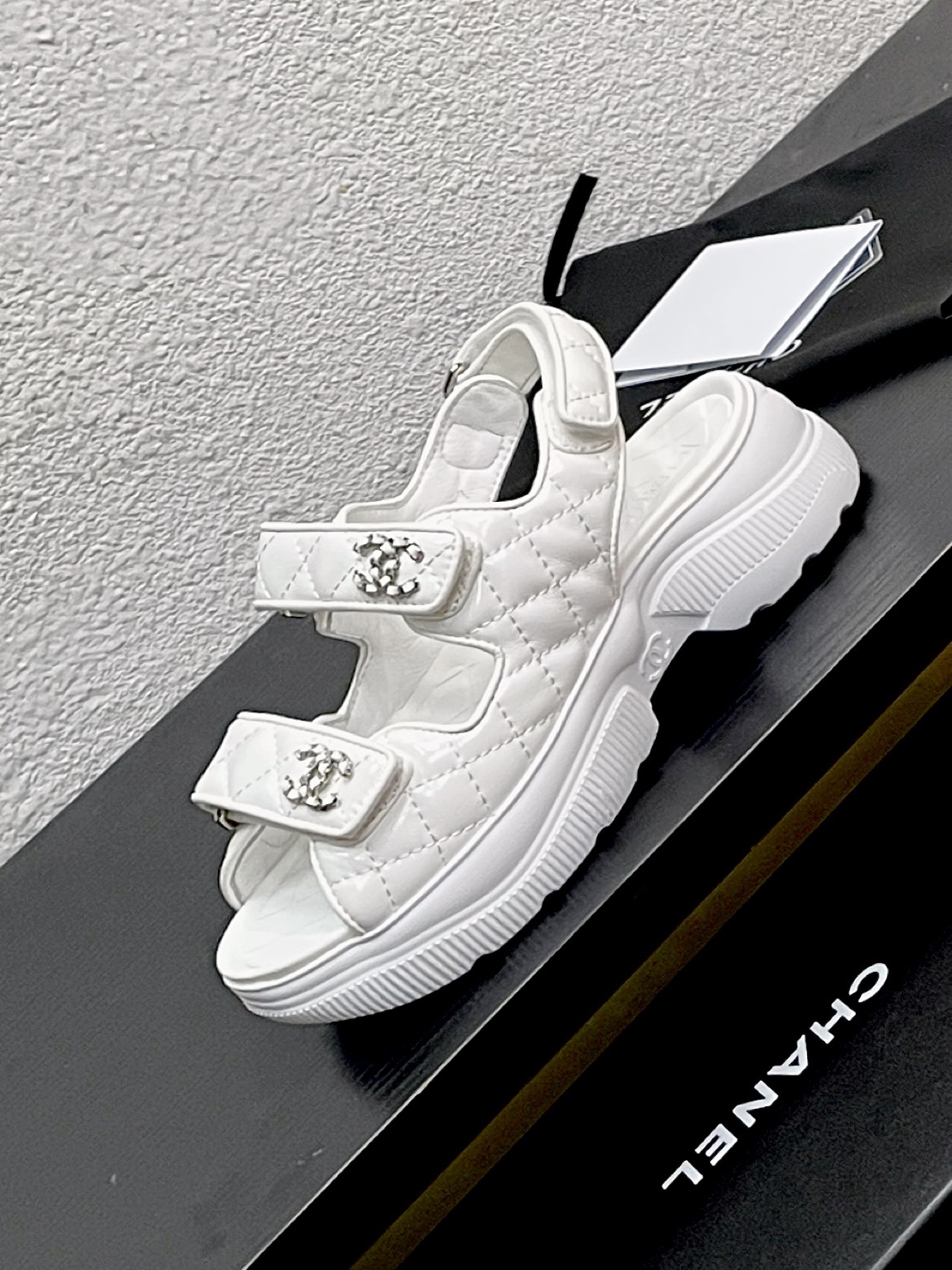 NO:559960,Chanel Chanel Xiaoxiang 25 Autumn and Winter New Style 'Exclusive Top Version' Factory Autumn and Winter Order Fair Orders will be released first in single row pairs C Jiaxiang * Chanel 2025 vs spring and summer classic popular beach sandals series... [Velcro strap buckle beach sandals] The latest resin hardware buckle/collar buckle new color series, all materials of the entire shoe are customized according to the original version!  Pay attention to quality, the highest version on the market, this year's most popular beach sandals, high-end, cool and versatile... Upper: original custom cowhide Inner: original customized sheepskin Outsole: imported T PU foam thickened multi-layer combination sole Bottom height: 5cm Packaging: original full set of packaging Code number: 35-39 (40.41. Customization is not returnable)  Color: official website updated simultaneously, sandals, chanel, chanel, chanel, sandals, cowhide, sheepskin19860909Chanel 香奈儿小香25秋冬新款 《独家顶级版本》工厂秋冬订货会订单先出散单排对 C家香*奈儿2025vs春夏经典爆款沙滩凉鞋系列……【魔术贴皮条扣沙滩凉鞋】 最新出的树脂五金扣/铤条扣款新色系,整个鞋的所有材质都根据原版定制！注重品质,市面最高版本,今年最火爆的沙滩凉鞋,高档清凉百搭…… 鞋面:原版定牛皮 内里:原版定制羊皮 大底:进口T PU发泡加厚多层组合底 底高:5cm 包装:原版全套包装 码数:35-39（40.41.定制不退换） 颜色:官网同步更新,凉鞋,chanel,chanel,chanel,sandals,cowhide,sheepskin,Women's Shoes