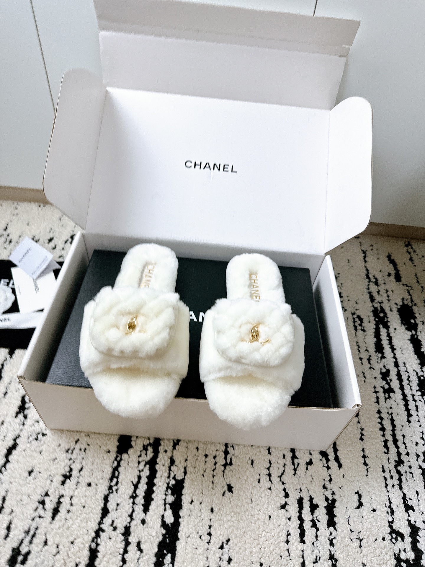 NO:559965,Xiaoxiang autumn and winter lazy fur mop, real wool, fashionable pure fur, made of lambswool!  Xiaoxiang LG has a super warm feeling, and it feels like you are stepping on clouds when you put it on. It is exquisite and high-end!  Let the value of this pair of hairy mops increase dramatically!  It is very easy to wear and does not slip. The soles are thick and very comfortable!  Wool upper, genuine leather outsole, size 35-40 (40. Customized, non-returnable) Delivery in airplane gift box, furry shoes and slippers, slippers, Leather soles19860909小香秋冬懒人毛毛拖 真毛 流行风纯皮毛一体羔羊毛打造！小香Lg超温暖的感觉,穿上仿佛踩在云朵上 精致高级！让这双毛拖身价陡增！非常好穿不打滑,而且鞋底有一定厚度,舒适度极佳！ 鞋面羊毛 大底真皮大底 码数35-40（40.定做不退换）配送飞机礼盒,毛毛鞋拖鞋,slippers,Leather soles,Women's Shoes