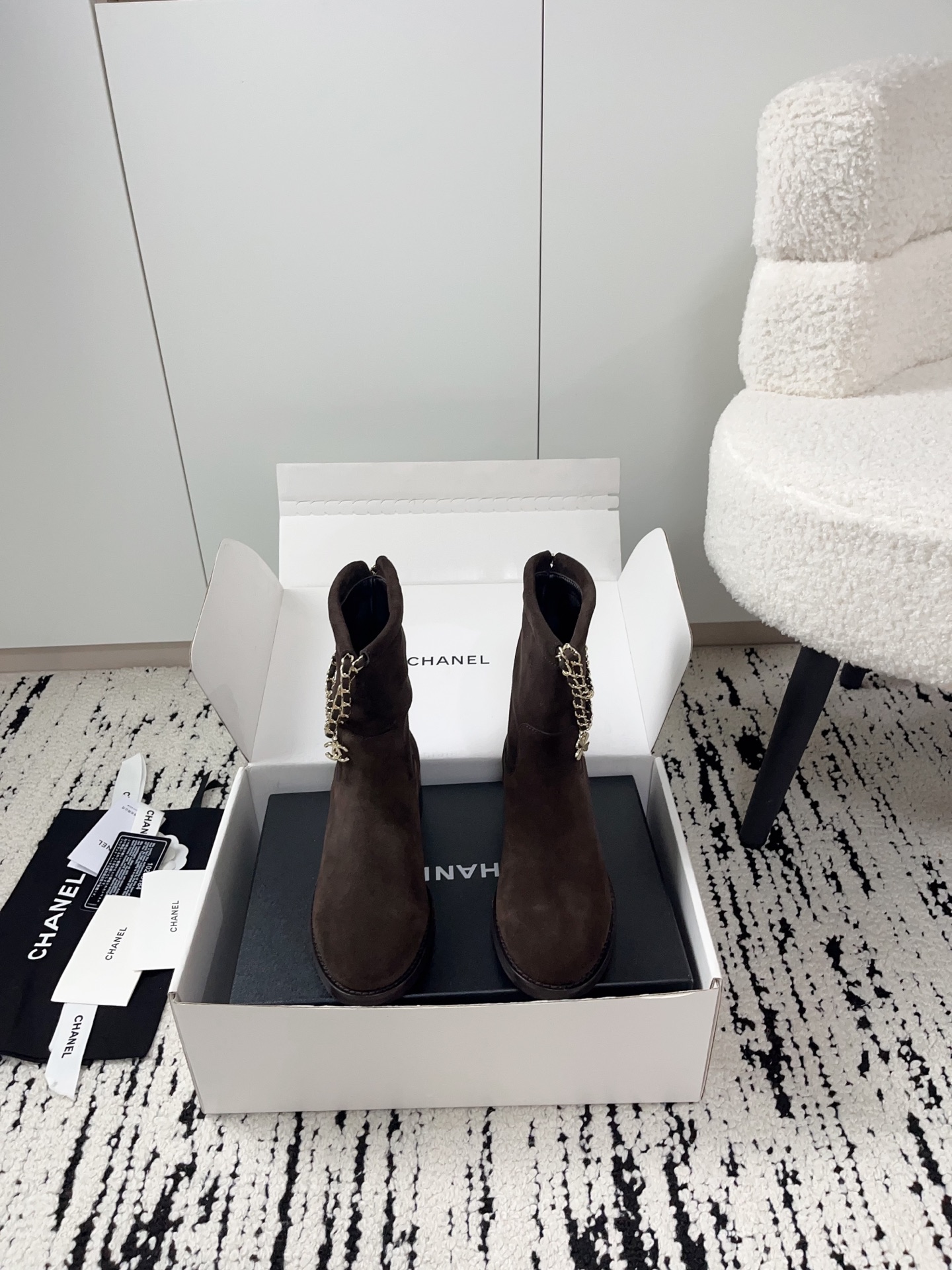 NO:559962,Xiaoxiang 25/A official website's latest short boots, counter quality, all materials are customized according to the original version!  Purchase authentic products developed. Fabric: Original customized sheep tendon, sheepskin lining, original customized foot pads, sole imported from Italy, genuine leather outsole Size: 34-41 (customized on 34.40.41, non-refundable). Delivery in airplane gift box plus 10 yuan. Boots, boots, sheepskin, Leather soles19860909小香25/A 官网最新款 短靴 专柜品质 所有材质都根据原版定制！购入正品开发 面料: 原版定制羊筋 内里羊皮 垫脚原版定制 鞋底意大利进口真皮大底 Size: 34-41（34.40.41定制不退换）配送飞机礼盒加10块.,靴子,boots,sheepskin,Leather soles,Women's Shoes