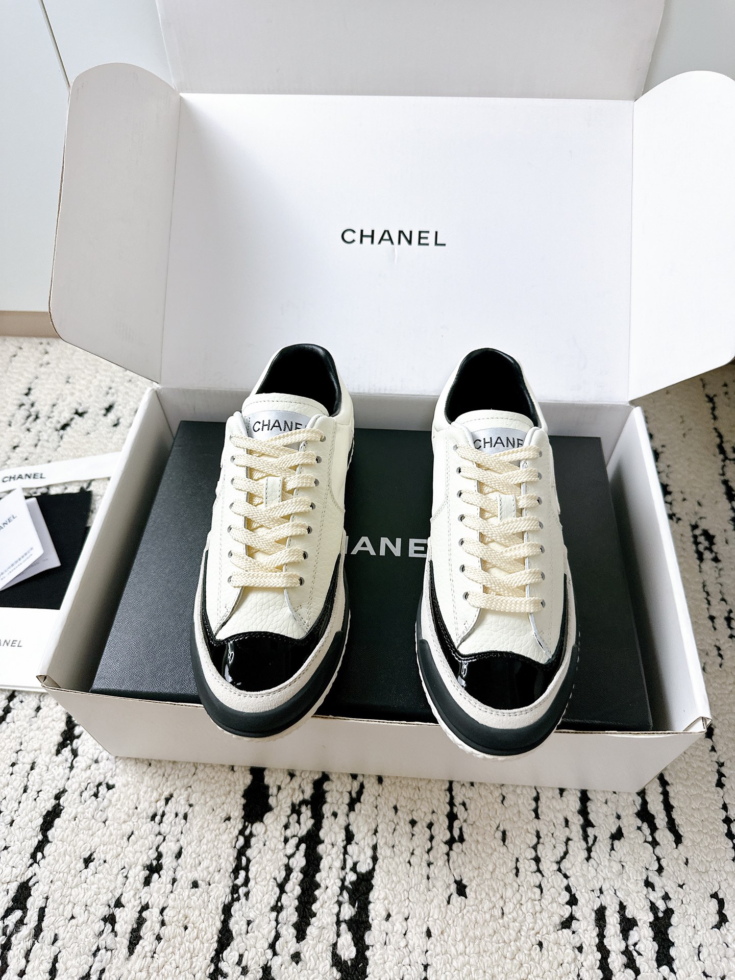 NO:559954,Purchasing agent grade, with airplane case, Xiaoxiang 25/A, the latest sneakers from the official website, counter quality, all materials are customized according to the original version!  Purchase authentic products developed. Fabric: Original custom-made sheepskin patent leather. Sheepskin lining. Original custom-made foot pads. Soles. Genuine leather outsole imported from Italy. Size: 34-41 (34.40.41 customization is non-refundable), casual shoes/sports shoes, sneakers, sheepskin, Leather soles.19860909代购级 配飞机盒 小香25/A 官网最新款 运动鞋 专柜品质 所有材质都根据原版定制！购入正品开发 面料: 原版定制羊皮漆皮 内里羊皮 垫脚原版定制 鞋底意大利进口真皮大底 Size: 34-41（34.40.41定制不退换）,休闲鞋/运动鞋,sneakers,sheepskin,Leather soles,Women's Shoes