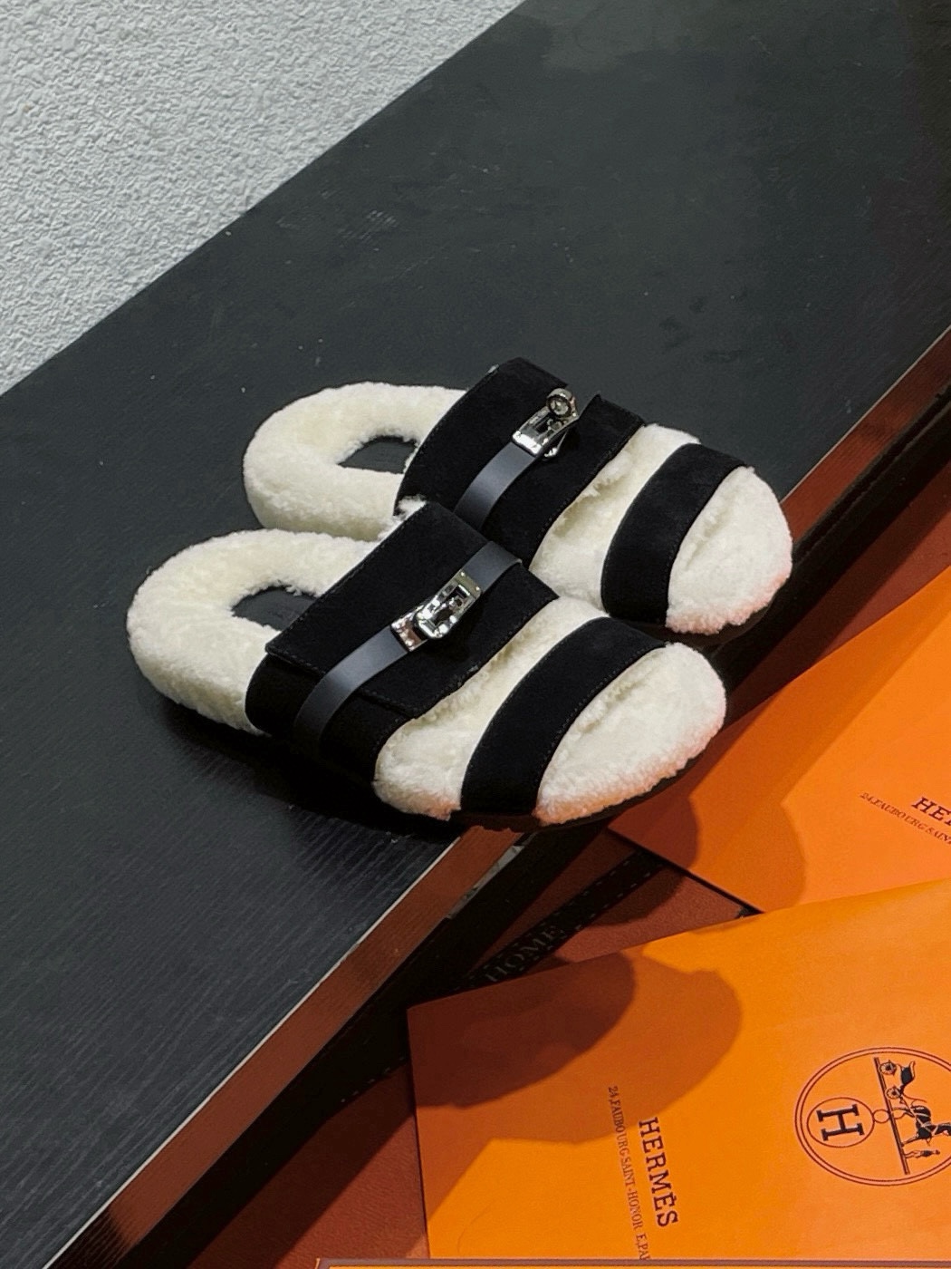 NO:559952,Optional bow ribbon, alo official website certified wool two-word flip flops. Who doesn’t love the cute little furry breasts in winter? Soft glutinous rice white with mocha brown, this color combination is absolutely perfect. Retro girly electro-embroidered double spelled alo large logo. Gentle as if taking a bite of the Keluri shell. It has a lazy feeling in autumn and winter, very easy to match. Street style home furnishings are absolutely gorgeous online!  !  Fabric Australian imported clothing wool Lining Australian imported clothing wool Sole rubber Water table wear-resistant velvet Water table increased by 3cm Color beige, brown coffee Code number 35--40 (factory ready stock), furry shoes and slippers, slippers19860909可选配蝴蝶结丝带alo官网认证羊毛二字拖 冬天谁能不爱毛茸茸奶呼呼的小可爱啊 软糯米白撞进摩卡棕,这配色简直绝绝子 复古少女感电绣双拼alo大logo 温柔的就像咬了一口可露丽外壳 秋冬天慵懒的感觉,超好搭配 街拍家居绝对颜值在线！！ 面料澳洲进口服装羊毛 内里澳洲进口服装羊毛 鞋底橡胶 水台耐磨绒水台增高3cm 颜色米咖色,棕咖色 码数35--40（工厂现货）,毛毛鞋拖鞋,slippers,Women's Shoes