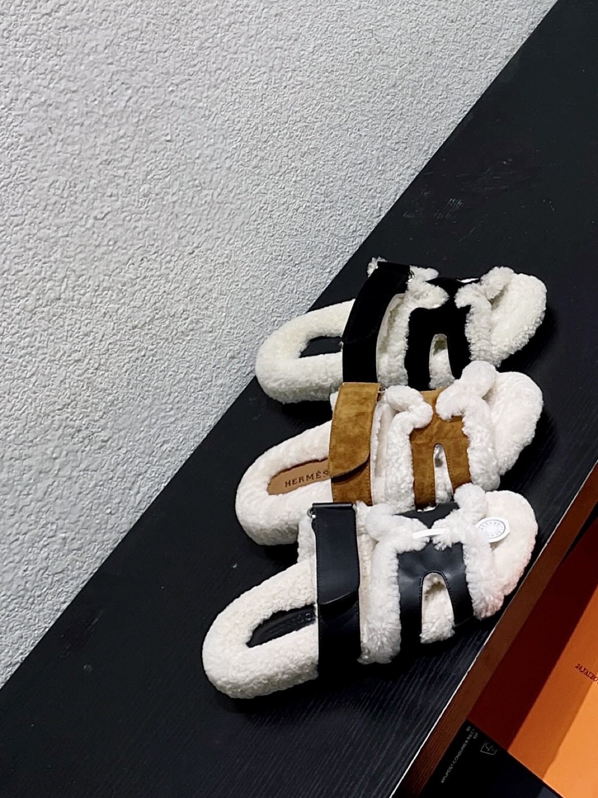 NO:559950,Hermes Hermès chypre series old uncle shoes, Teddy second uncle fur slippers, H fur slippers, Velcro fur slippers, original purchase and development, production, Hermes chypre series, furry, cute, walking on clouds, barefoot or worn with socks, it is fashionable. The sole is the original open-molded TPU sole. The design is simple and smooth, creating a comfortable and casual look. The delivery counter is exquisitely packaged. The fabric is original custom-made imported first-layer cowhide. The lining is original imported lamb hair.  The sole is made of original molded non-slip TPU material, sole thickness 3CM19860909Hermes爱马仕chypre系列 老舅鞋 泰迪二舅毛拖鞋 H毛拖 魔术贴毛拖鞋 原版购入开发 做货 爱马仕chypre系列 毛茸茸的 敲可爱的,踩云脚感,光脚或者搭配个袜子穿,都时髦的不行哦 鞋底是原版开模tpu鞋底 设计简约流畅,打造舒适休闲造型. 配送专柜精美包装 面料原版定制进口头层牛皮 内里原版进口羊羔毛 鞋底原版开模防滑TPU材质 底厚3CM Size:女款35-39（可订制40-41),毛毛鞋拖鞋,hermes,hermes,slippers,cowhide,socks,Women's Shoes