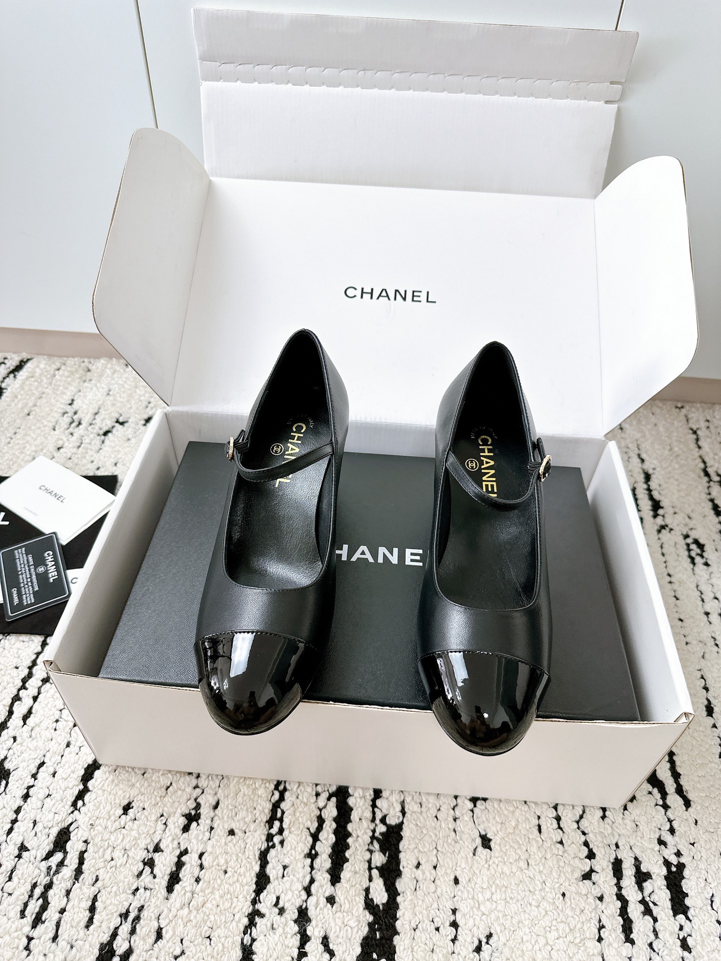 NO:559948,Purchasing agent grade Xiaoxiang 25/A latest model pearl heels from the official website, counter quality, all materials are customized according to the original version!  Purchase genuine products and develop them. Fabric: Original customized sheep tendon sheepskin, inner sheepskin, original customized foot pads, soles imported from Italy, genuine leather outsole Size: 34-41 (34.40.41 customization is non-returnable), Mary Jane, mary jane, sheepskin, Leather soles19860909代购级  小香25/A 官网最新款 珍珠跟鞋 专柜品质 所有材质都根据原版定制！购入正品开发 面料: 原版定制羊筋羊皮 内里羊皮 垫脚原版定制 鞋底意大利进口真皮大底 Size: 34-41（34.40.41定制不退换）,玛丽珍,mary jane,sheepskin,Leather soles,Women's Shoes