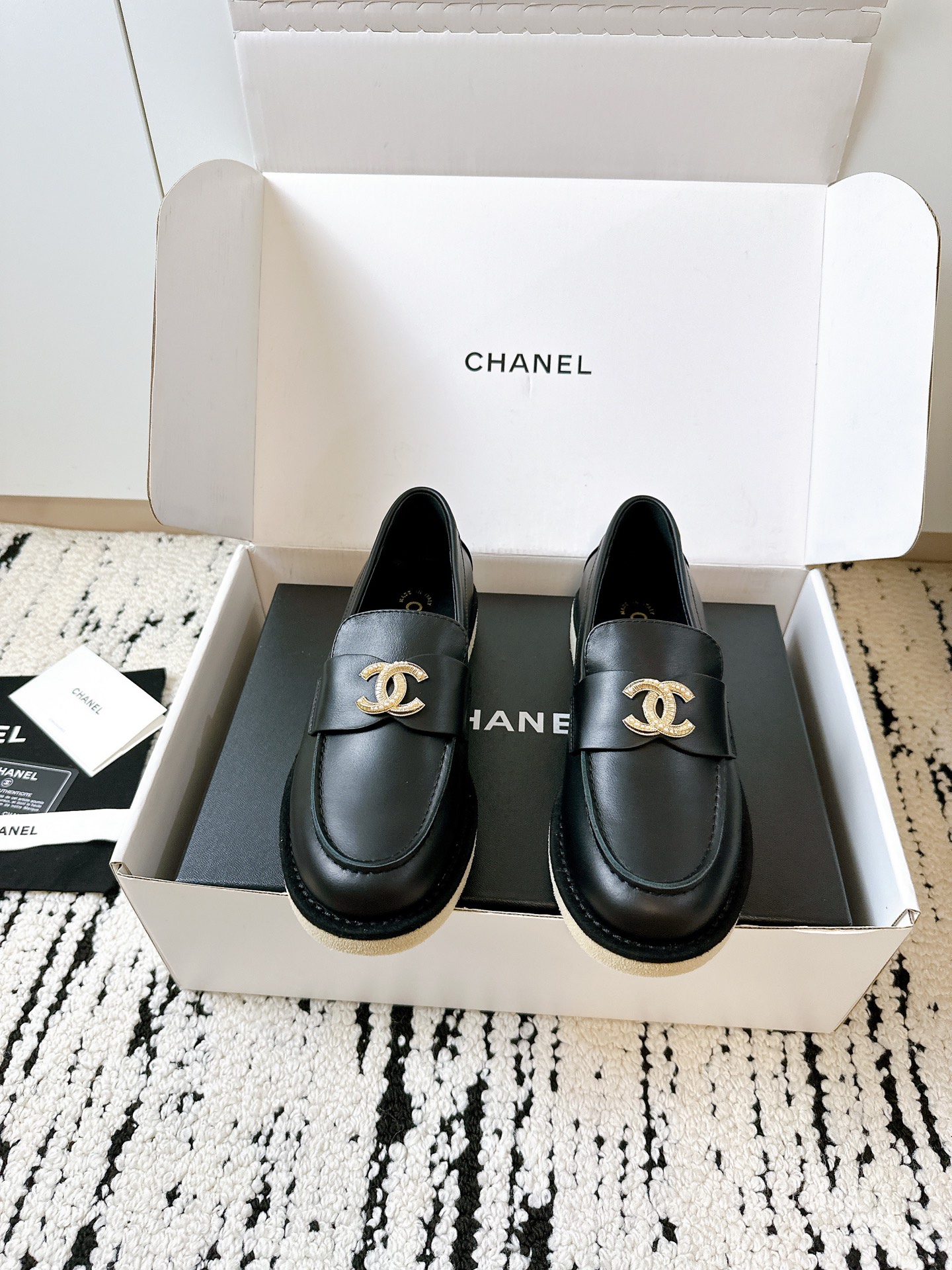 NO:559963,Purchasing agent grade Xiaoxiang 25/A, the latest loafers from the official website, counter quality, all materials are customized according to the original version!  Purchase authentic products developed. Fabric: Original customized sheepskin, velvet + cowhide, sheepskin lining, original customized foot pads, soles imported from Italy, Oxford outsole Size: 34-41 (34.40.41 customized, non-refundable) with airplane box plus 10 yuan, loafers, loafers, cowhide, sheepskin19860909代购级 小香25/A 官网最新款 乐福鞋 专柜品质 所有材质都根据原版定制！购入正品开发 面料: 原版定制羊皮 绒+牛皮 内里羊皮 垫脚原版定制 鞋底意大利进口牛津大底 Size: 34-41（34.40.41定制不退换）配飞机盒加10块,乐福鞋,loafers,cowhide,sheepskin,Women's Shoes