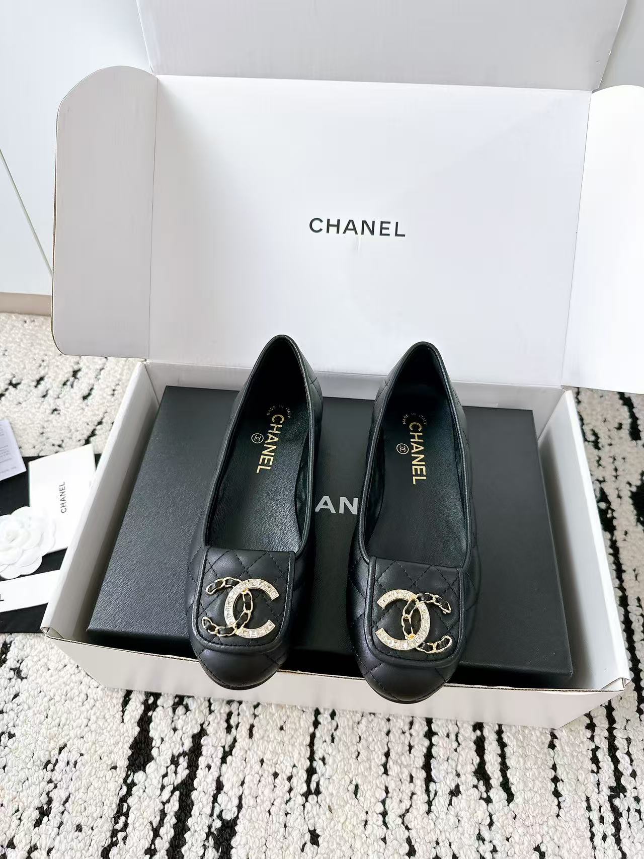 NO:559957,Purchasing agent grade diamond buckle Xiaoxiang 25/A summer new model Mary Jane counter quality one of the must-have classics every year!  The design is more expressive and tasteful ~ all materials are customized according to the original version!  Purchase authentic products developed. All-purpose and versatile artifact, summer beach, durable. Fabric imported cowhide, soft and delicate texture. Imported sheepskin lining outsole Italian imported genuine leather outsole Size 35-41 aircraft box plus 10 yuan., mary jane, mary jane, cowhide, sheepskin, Leather soles19860909代购级 钻扣 小香25/A夏季 新款 玛丽珍 专柜品质 每年必入的经典款之一！设计 更加彰显和品味～所有材质都根据原版定制！购入正品开发.万能百搭神器,夏日沙滩,耐造款. 面料进口牛皮,质感柔软细腻 内里进口羊皮 大底意大利进口真皮大底 码数35-41飞机盒加10块.,玛丽珍,mary jane,cowhide,sheepskin,Leather soles,Women's Shoes