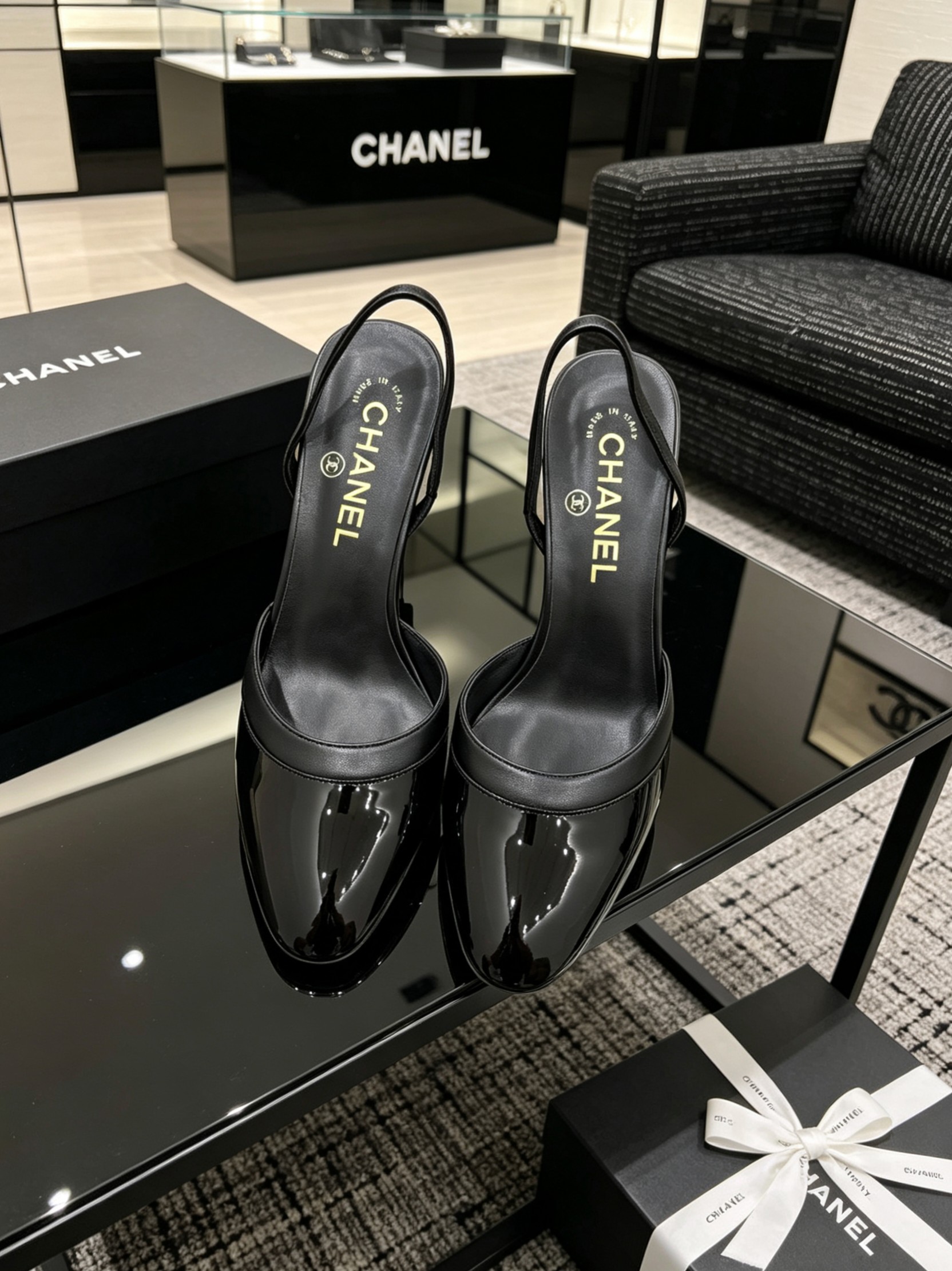 NO:876281,[On sale now] Comes with special Chanel gift box packaging *26 counter [authentic grade] version!  !  26ss spring and summer new Chanel Chanel small fragrant pointed toe double color block back empty high-heeled sandals classic double C buckle high-heeled shoes upper sheepskin lining foot-padded cowhide sole Italian leather outsole size 35-39 (40.41.42. Large size customization, high-heeled sandals, chanel, chanel, sandals, high heels, cowhide, sheepskin, Leather soles19860909【现货发售】配专用香奈儿礼盒包装 *26 专柜【正品级】版本！！ 26ss春夏新款Chanel香奈儿 小香尖头双拼色后空高跟凉鞋经典双C扣高跟鞋 鞋面羊皮 内里垫脚牛皮 鞋底意大利真皮大底 码数35-39（40.41.42.大码定做,高跟鞋凉鞋,chanel,chanel,sandals,high heels,cowhide,sheepskin,Leather soles,Women's Shoes