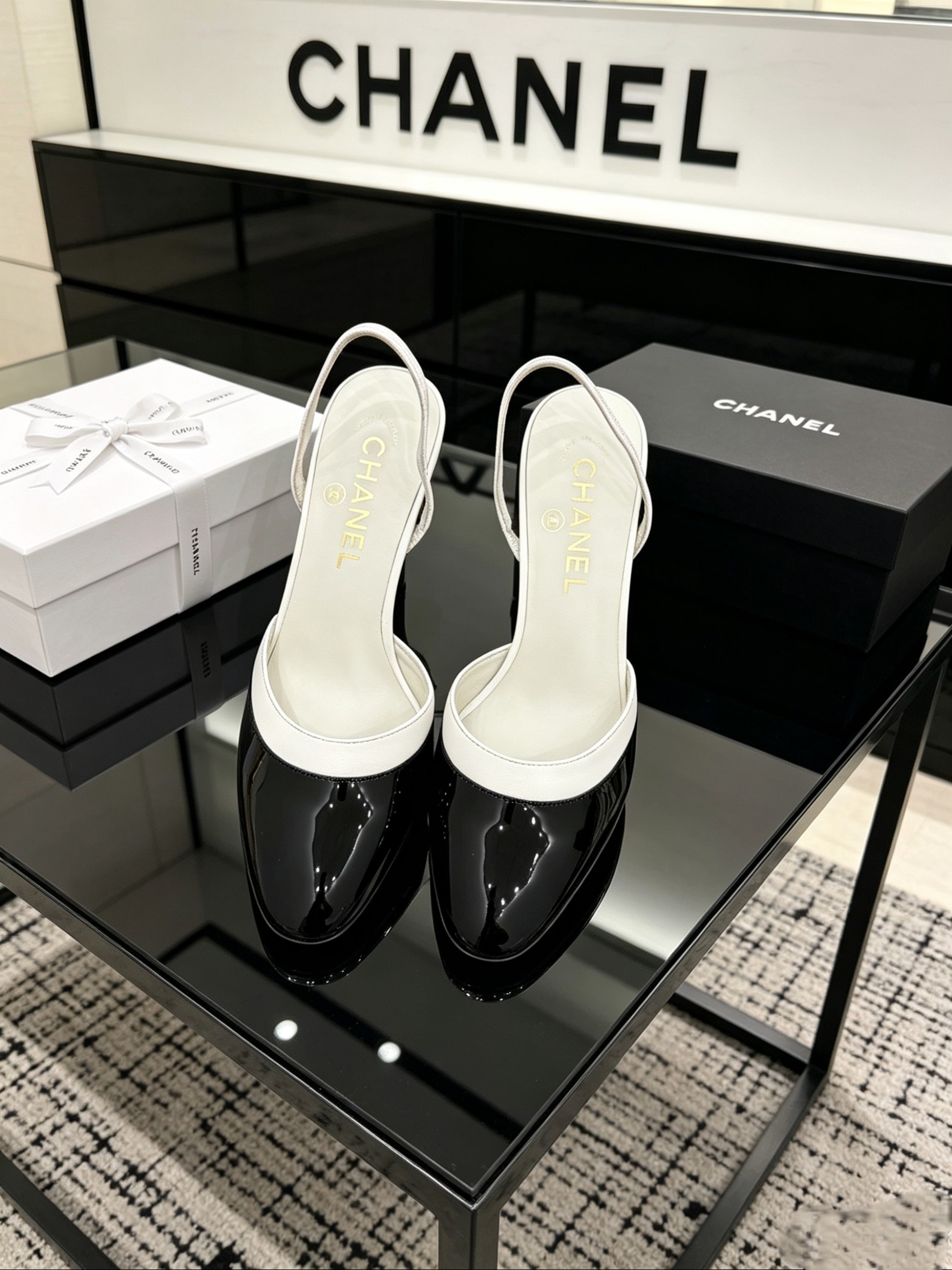 NO:876288,[On sale now] Comes with special Chanel gift box packaging *26 counter [authentic grade] version!  !  26ss spring and summer new Chanel Chanel small pointed toe double color block back high-heeled sandals classic double C buckle high-heeled shoes upper sheepskin lining foot pad sheepskin sole Italian leather outsole size 35-39 (40.41. Large size customization, high-heeled sandals, chanel, chanel, sandals, high heels, sheepskin, Leather soles19860909【现货发售】配专用香奈儿礼盒包装 *26 专柜【正品级】版本！！ 26ss春夏新款Chanel香奈儿 小香尖头双拼色后空高跟凉鞋经典双C扣高跟鞋 鞋面羊皮 内里垫脚羊皮 鞋底意大利真皮大底 码数35-39（40.41.大码定做,高跟鞋凉鞋,chanel,chanel,sandals,high heels,sheepskin,Leather soles,Women's Shoes