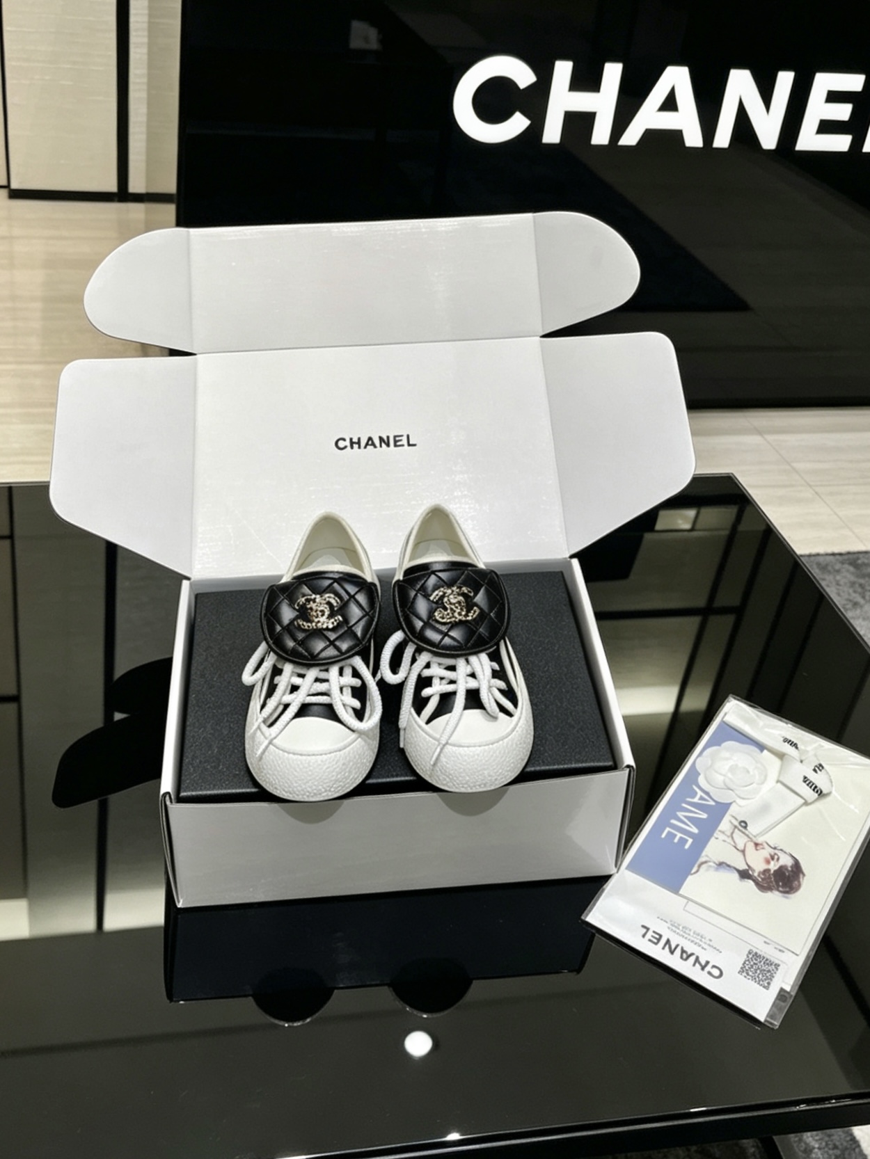 NO:876274,Chanel classic bag buckle casual shoes can be packaged in Chanel's special gift box plus 10. Basic single shoes and half slippers style, slender and delicate shape, small round toe, double C bag decoration on the top, simple but not simple and elegant!  Versatile temperament Cowhide upper, sheepskin lining, washed denim upper, sheepskin lining Size35-39(40-41) Order half-slippers 270, casual shoes/sports shoes, chanel, chanel, sneakers, cowhide, sheepskin19860909Chanel 经典书包扣休闲鞋  可配香奈专用礼盒包装加10 基础单鞋半拖样式鞋型修长秀气 小巧圆形圆头 顶端双C书包点缀 简约而不简单且不失优雅！百搭气质 鞋面牛皮 内里羊皮 鞋面水洗牛仔布内羊皮 Size35-39(40-41) 订半拖270,休闲鞋/运动鞋,chanel,chanel,sneakers,cowhide,sheepskin,Women's Shoes