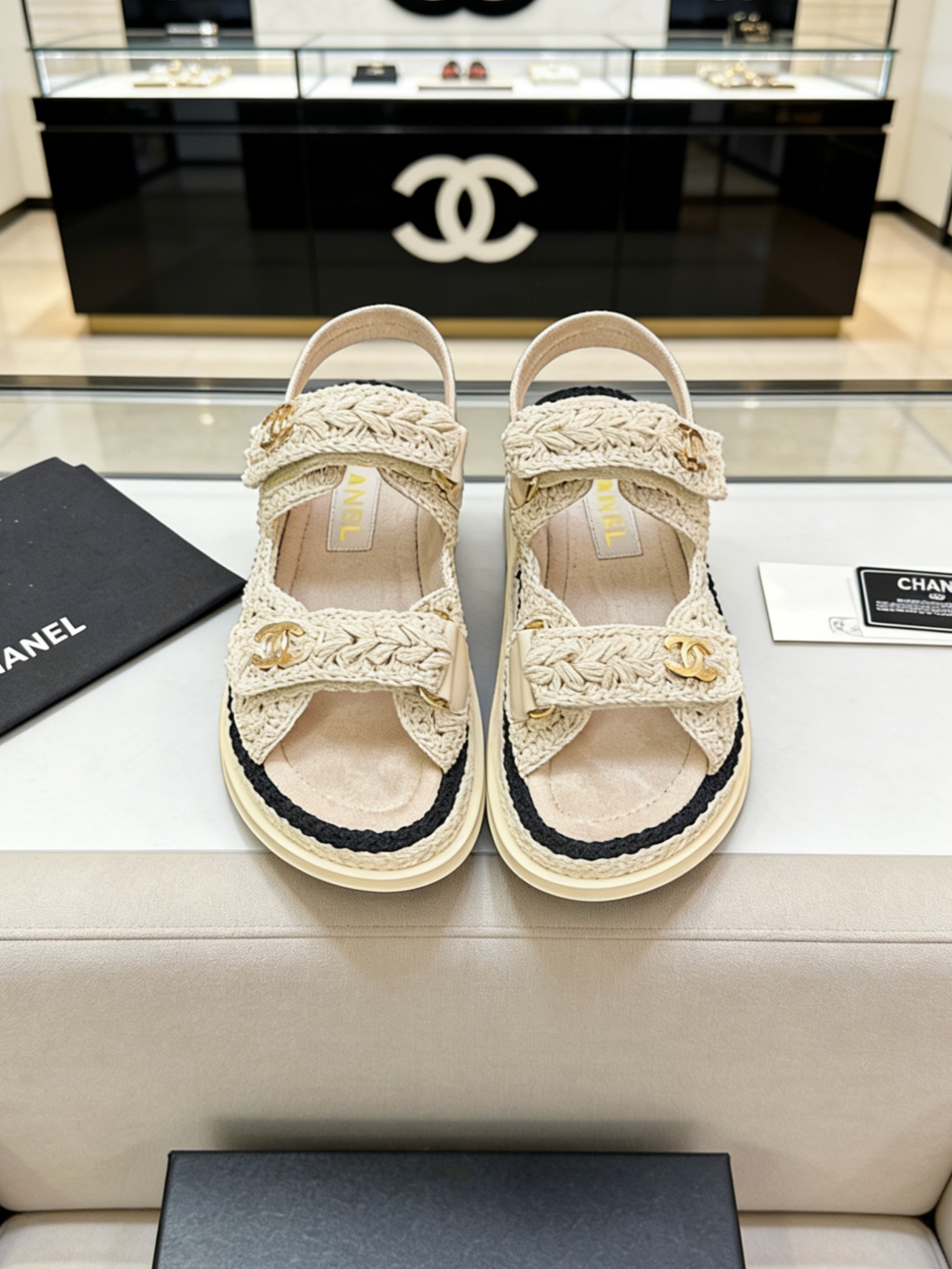 NO:876262,Delivered in Chanel special gift box packaging CHANEL Chanel Xiaoxiang 2026 new sandals counter [authentic grade] version!  !  The king of out-of-stock products at domestic and foreign counters. I searched all over the domestic counters and finally got it. I was so surprised when I opened the box and saw the actual product. I liked it so much that I called on my girlfriends to form a group to buy it. It was picked up by major bloggers and was named 'beach sandals'. I really love them. They are invincible and beautiful on the feet and can be matched with thousands of ways. They are stable for casual wear. The Velcro F is very convenient to wear. This series is now on sale for various wear occasions.  Purchased at counter for 8900!  !  Counter quality: Original materials, sheepskin lining. Special hardware buckles. Exclusive molding and customized logo. Official catalog code number 35-40 (41, 42 customized) Italian genuine leather outsole genuine packaging sandals, slippers sandals, chanel, chanel, sandals, slippers, sheepskin, Leather soles19860909配送香奈 专用礼盒包装 CHANEL 香奈儿 小香 2026新款凉鞋 专柜【正品级】版本！！ 国内国外专柜断货王,找遍国内专柜心心念念终于到手,第一眼开箱看到实物让我太惊讶了,太喜欢了呼吁闺蜜们组团购买疯抢度蹭蹭蹭上涨,被各大博主点名【沙滩凉鞋】,真的是超级爱了,上脚无敌好看简直万种搭配,随意穿搭拿捏的稳稳的,魔术贴f穿着非常方便.hold的各种穿搭场合,本系列现已登陆发售！ 专柜以8900购入！！专柜品质 原厂材料,内里羊皮.专用五金扣.独家开模定制logo. 官方目录 码数35-40（41,42定做） 意大利真皮大底正品包装 凉鞋,拖鞋凉鞋,chanel,chanel,sandals,slippers,sheepskin,Leather soles,Women's Shoes