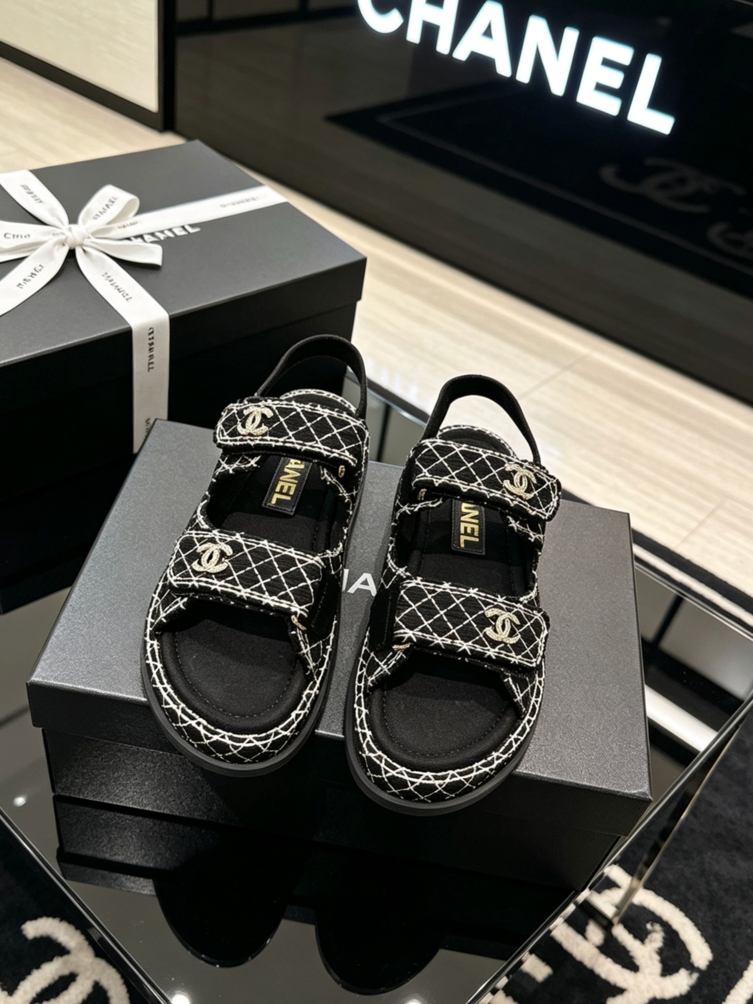 NO:876268,Delivered in Chanel special gift box packaging CHANEL Chanel Xiaoxiang 2026 new sandals counter [authentic grade] version!  !  The king of out-of-stock products at domestic and foreign counters. I searched all over the domestic counters and finally got it. I was so surprised when I opened the box and saw the actual product. I liked it so much that I called on my girlfriends to form a group to buy it. It was picked up by major bloggers and was named 'beach sandals'. I really love them. They are invincible and beautiful on the feet and can be matched with thousands of ways. They are stable for casual wear. The Velcro F is very convenient to wear. This series is now on sale for various wear occasions.  Purchased at counter for 8900!  !  Counter quality: Original materials, sheepskin lining. Special hardware buckles. Exclusive molding and customized logo. Official catalog code number 35-40 (41, 42 customized) Italian genuine leather outsole genuine packaging sandals, slippers sandals, chanel, chanel, sandals, slippers, sheepskin, Leather soles19860909配送香奈 专用礼盒包装 CHANEL 香奈儿 小香 2026新款凉鞋 专柜【正品级】版本！！ 国内国外专柜断货王,找遍国内专柜心心念念终于到手,第一眼开箱看到实物让我太惊讶了,太喜欢了呼吁闺蜜们组团购买疯抢度蹭蹭蹭上涨,被各大博主点名【沙滩凉鞋】,真的是超级爱了,上脚无敌好看简直万种搭配,随意穿搭拿捏的稳稳的,魔术贴f穿着非常方便.hold的各种穿搭场合,本系列现已登陆发售！ 专柜以8900购入！！专柜品质 原厂材料,内里羊皮.专用五金扣.独家开模定制logo. 官方目录 码数35-40（41,42定做） 意大利真皮大底正品包装 凉鞋,拖鞋凉鞋,chanel,chanel,sandals,slippers,sheepskin,Leather soles,Women's Shoes