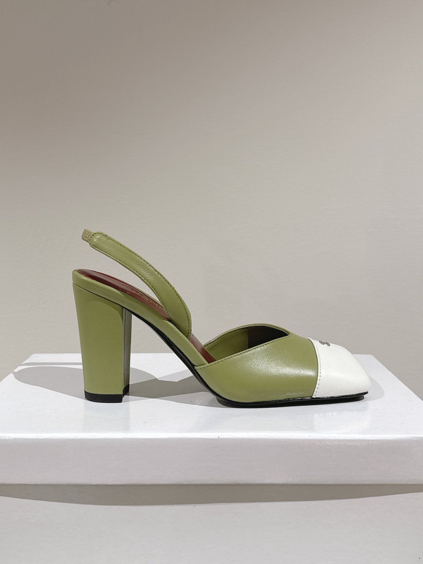 NO:876272,The top-end high-end can be packaged in a Chanel gift box. Chanel's classic double C buckle. The original sandals with empty back are reproduced 1:1. Purchasing grade. The official website has been certified. Grandma Xiang's always elegant and ladylike temperament, full of high-end sense!  Very nice on the feet ~ very versatile!  Incomparably beautiful!  Special fabric, first-layer sheepskin, inner padding sheepskin, original genuine leather outsole Size35-39 (34/40/41/41/customized, non-returnable) single shoes, flat mid-heel, high-heeled sandals, flat-soled mid-heel, sandals, chanel, chanel, sandals, sheepskin, Leather soles19860909顶级高端可配香奈礼盒包装Chanel 经典双c扣 后空凉鞋原版复刻1:1 代购级 官网已认证 香奶奶家一贯的优雅名媛气质 高级感十足！上脚非常nice～ 非常百搭！无敌美！特别仙 面料头层羊皮 内里垫脚羊皮 原版真皮大底 Size35-39（34/40/41/41/定制不退换）单鞋平底中跟高跟 后空凉鞋平底中跟高跟,凉鞋,chanel,chanel,sandals,sheepskin,Leather soles,Women's Shoes