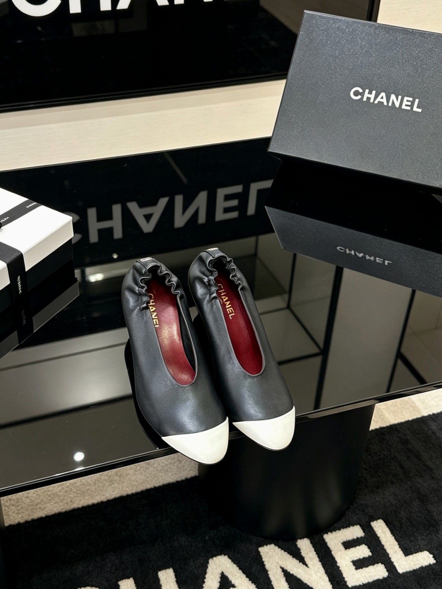 NO:876239,Purchasing agent grade, can be packed in Chanel gift box Xiaoxiang 26/A Official website latest Spot Sale *|| Catwalk style [top high-end quality from major manufacturers] - Jinhui circulates, just to spend every highlight moment with you Heel elastic sheepskin Upper: sheepskin Lining sheepskin Foot-padding sheepskin Outsole: Italian genuine leather sole Heel height: 8.5cm Packing: Comes with airplane box 10  35, 36, 37, 38, 39, (34/40/41 need to be customized and communicate with customer service) Counter quality All materials are customized according to the original version!  Purchase genuine products, high heels, chanel, high heels, sheepskin19860909代购级 可配香奈礼盒包装 小香26/A 官网最新款 Spot Sale  *||  走秀款【大厂顶级高端品质】 —— 金辉流转,只为与你共赴每一个高光时刻后跟松紧弹羊皮 鞋面: 羊皮 内里羊皮 垫脚羊皮 大底:意大利真皮底 跟高: 8.5cm 包装: 带飞机盒10 35、36、37、38、39、(34/40/41 需要定做跟客服♂沟通) 专柜品质 所有材质都根据原版定制！购入正品开发,高跟鞋单鞋,chanel,high heels,sheepskin,Women's Shoes