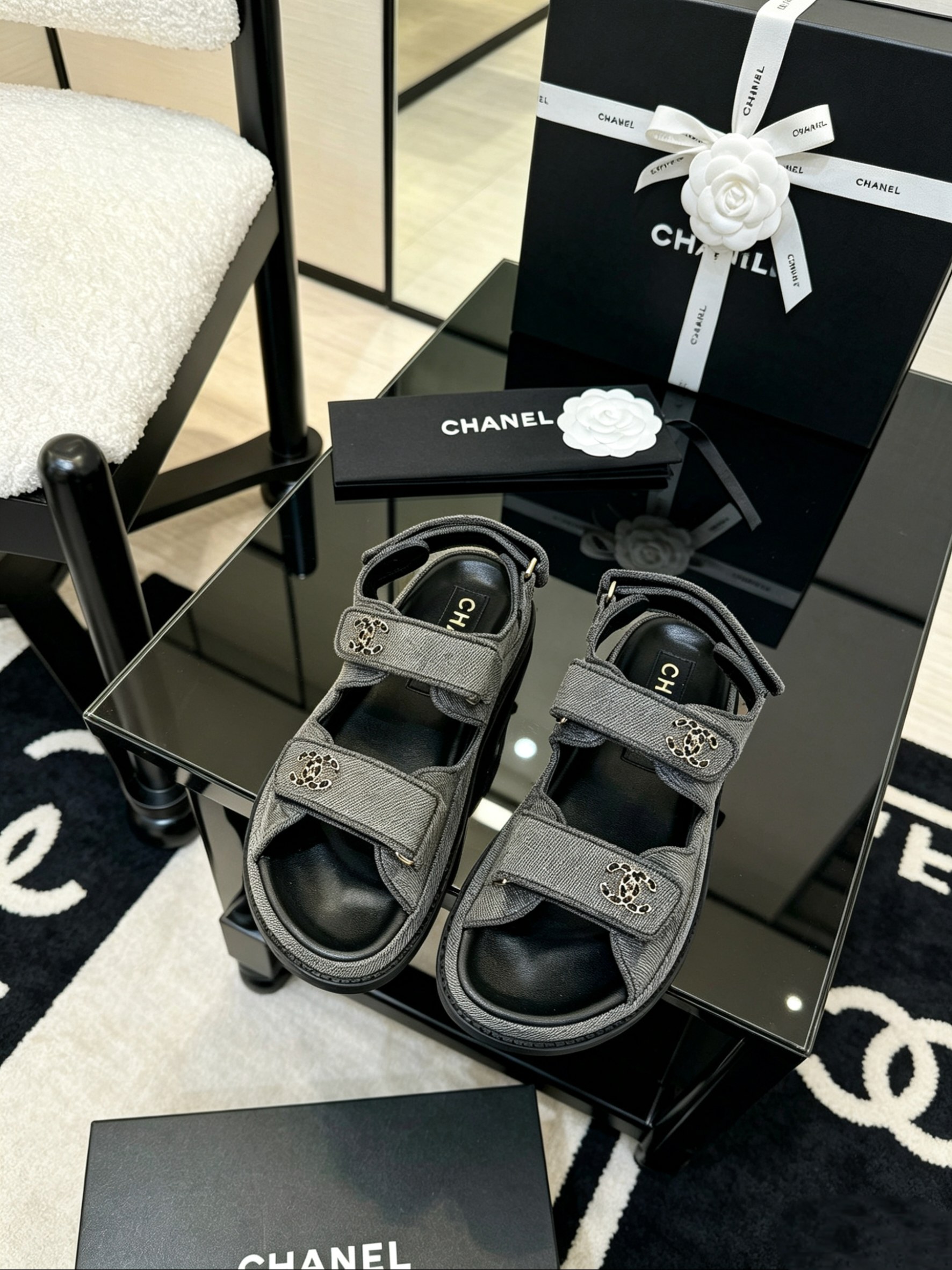 NO:876227,Delivered in Chanel special gift box packaging CHANEL Chanel Xiaoxiang 2026 new sandals counter [authentic grade] version!  !  The king of out-of-stock products at domestic and foreign counters. I searched all over the domestic counters and finally got it. I was so surprised when I opened the box and saw the actual product. I liked it so much that I called on my girlfriends to form a group to buy it. It was picked up by major bloggers and was named 'beach sandals'. I really love them. They are invincible and beautiful on the feet and can be matched with thousands of ways. They are stable for casual wear. The Velcro F is very convenient to wear. This series is now on sale for various wear occasions.  Purchased at counter for 8900!  !  Counter quality: Original materials, sheepskin lining. Special hardware buckles. Exclusive molding and customized logo. Official catalog code number 35-40 (41, 42 customized) Italian genuine leather outsole genuine packaging sandals, slippers sandals, chanel, chanel, sandals, slippers, sheepskin, Leather soles19860909配送香奈 专用礼盒包装 CHANEL 香奈儿 小香 2026新款凉鞋 专柜【正品级】版本！！ 国内国外专柜断货王,找遍国内专柜心心念念终于到手,第一眼开箱看到实物让我太惊讶了,太喜欢了呼吁闺蜜们组团购买疯抢度蹭蹭蹭上涨,被各大博主点名【沙滩凉鞋】,真的是超级爱了,上脚无敌好看简直万种搭配,随意穿搭拿捏的稳稳的,魔术贴f穿着非常方便.hold的各种穿搭场合,本系列现已登陆发售！ 专柜以8900购入！！专柜品质 原厂材料,内里羊皮.专用五金扣.独家开模定制logo. 官方目录 码数35-40（41,42定做） 意大利真皮大底正品包装 凉鞋,拖鞋凉鞋,chanel,chanel,sandals,slippers,sheepskin,Leather soles,Women's Shoes
