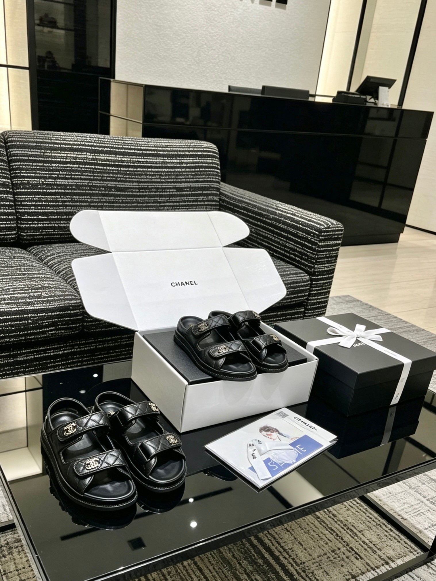 NO:876236,Delivered in Chanel special gift box packaging CHANEL Chanel Xiaoxiang 2026 new sandals counter [authentic grade] version!  !  The king of out-of-stock products at domestic and foreign counters. I searched all over the domestic counters and finally got it. I was so surprised when I opened the box and saw the actual product. I liked it so much that I called on my girlfriends to form a group to buy it. It was picked up by major bloggers and was named 'beach sandals'. I really love them. They are invincible and beautiful on the feet and can be matched with thousands of ways. They are stable for casual wear. The Velcro F is very convenient to wear. This series is now on sale for various wear occasions.  Purchased at counter for 8900!  !  Counter quality: Original materials, sheepskin lining. Special hardware buckles. Exclusive molding to customize logo. Official catalog code number 35-40 (41, 42 customized) Italian genuine leather outsole genuine packaging slippers, slippers and sandals, chanel, chanel, sandals, slippers, sheepskin, Leather soles19860909配送香奈 专用礼盒包装 CHANEL 香奈儿 小香 2026新款凉鞋 专柜【正品级】版本！！ 国内国外专柜断货王,找遍国内专柜心心念念终于到手,第一眼开箱看到实物让我太惊讶了,太喜欢了呼吁闺蜜们组团购买疯抢度蹭蹭蹭上涨,被各大博主点名【沙滩凉鞋】,真的是超级爱了,上脚无敌好看简直万种搭配,随意穿搭拿捏的稳稳的,魔术贴f穿着非常方便.hold的各种穿搭场合,本系列现已登陆发售！ 专柜以8900购入！！专柜品质 原厂材料,内里羊皮.专用五金扣.独家开模定制logo. 官方目录 码数35-40（41,42定做） 意大利真皮大底正品包装 拖鞋,拖鞋凉鞋,chanel,chanel,sandals,slippers,sheepskin,Leather soles,Women's Shoes