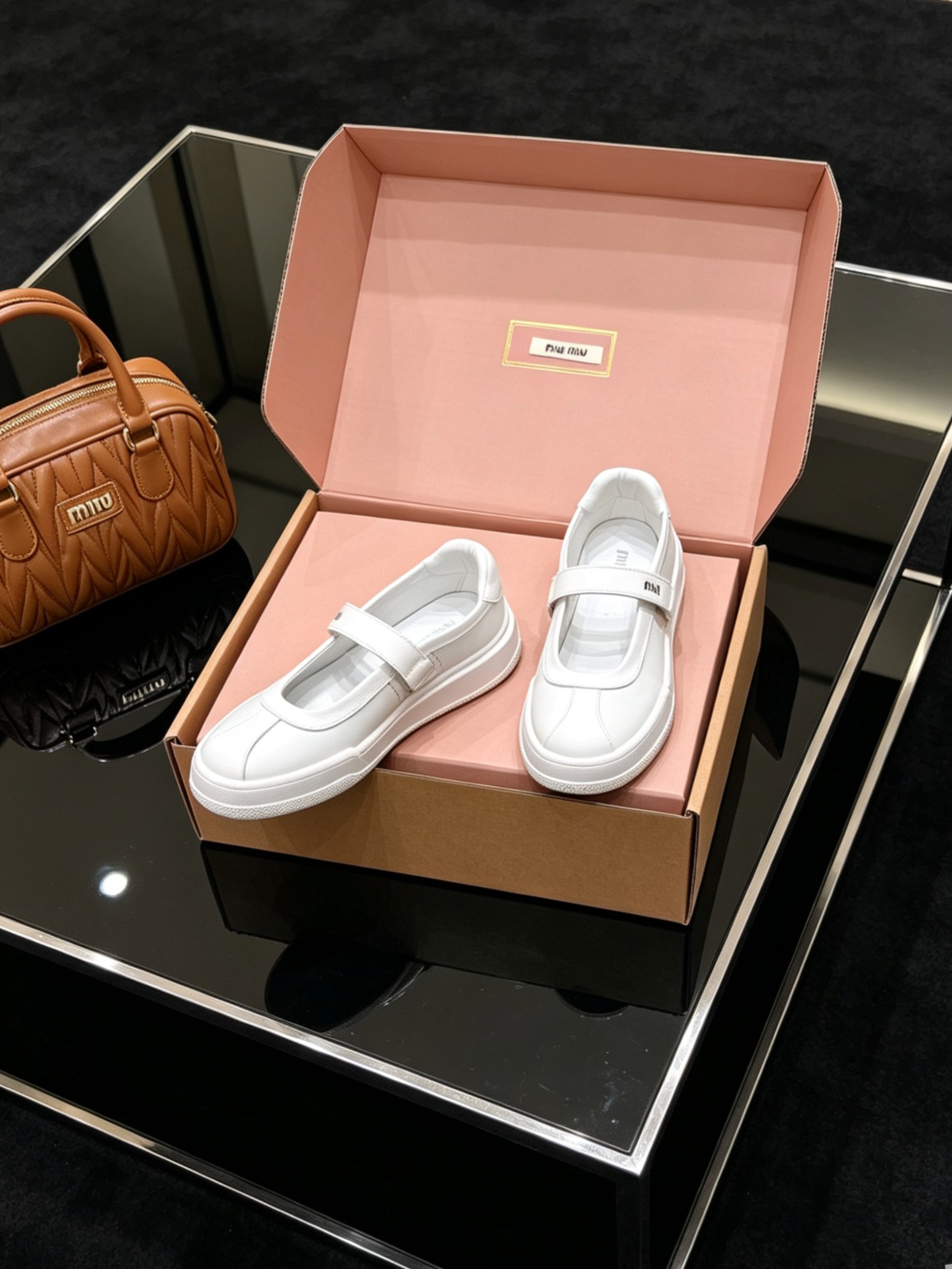 NO:876217,MiuMiu 2026 Mary Jane is so beautiful that it touches your heart!  Soft leather material, delicate touch, skin-friendly and comfortable. Unique design, fashionable and versatile, can be easily matched with jeans or skirts. size35-40 (34, 41 customized, non-returnable) (airplane case + handbag plus 10), Mary Jane, miumiu, mary jane, skirts, jeans19860909MiuMiu 缪缪 2026玛丽珍,美到心坎上啦！柔软的真皮材质,触感细腻,亲肤舒适. 独特的设计,时尚又百搭,无论是搭配牛仔裤还是裙子,都能轻松驾驭. size35-40（34,41定制,不退换） （飞机盒+手提袋加10）,玛丽珍,miumiu,mary jane,skirts,jeans,Women's Shoes