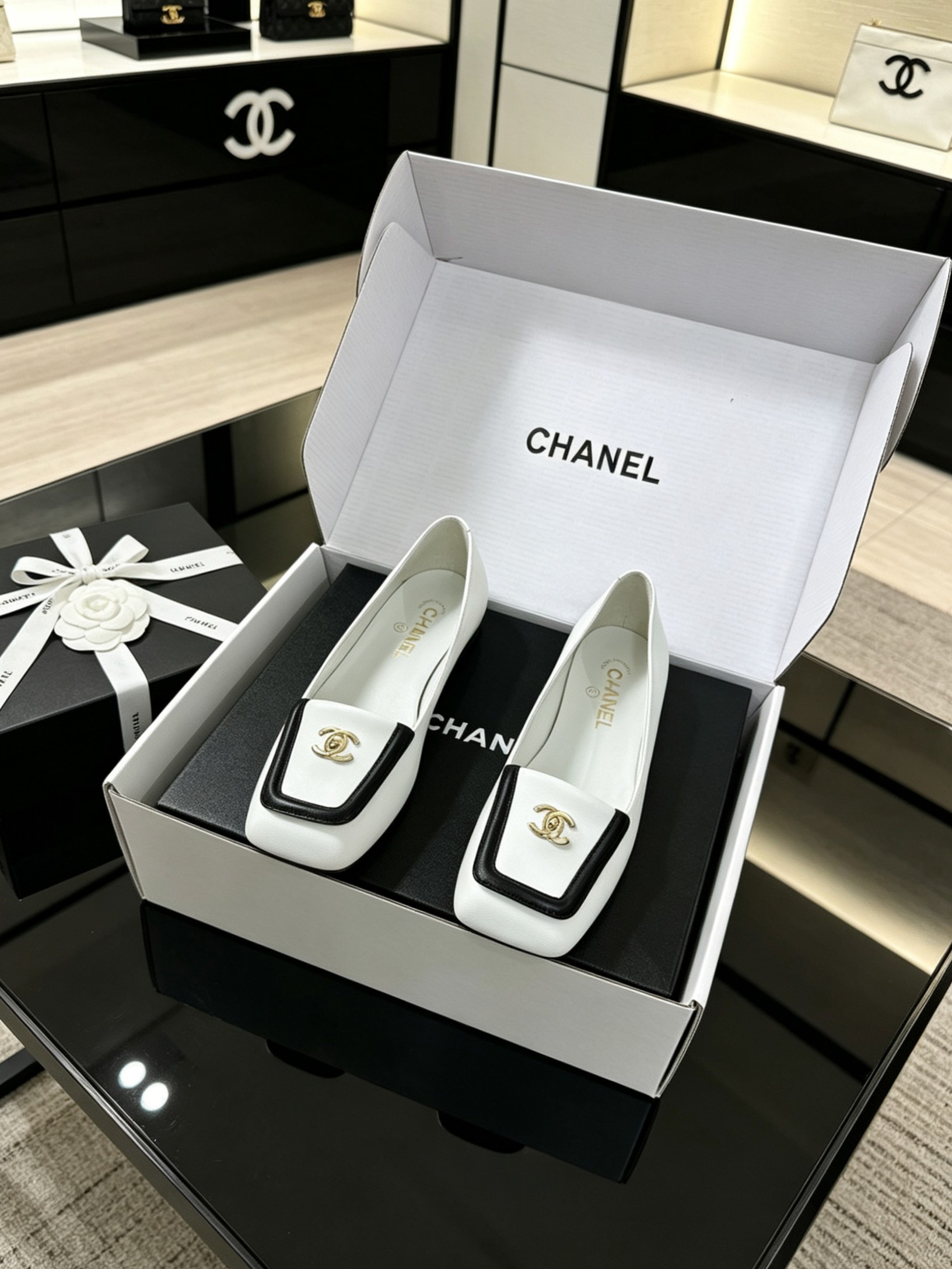 NO:876208,The top version can be packaged in a Chanel gift box. Chanel's classic double-C buckle elastic egg roll dance shoes are replicas of the original 1:1. Purchasing grade. The official website has been certified. Grandma Xiang's consistent elegant ladylike temperament. Sewn genuine leather outsole elastic egg roll dance shoes, full of high-end sense!  Very nice on the feet ~ very versatile!  Incomparably beautiful!  Special fabric sheepskin, padded sheepskin lining, original double-layer dyed genuine leather outsole Size35-39 (34/40/41/41/42 customized, non-returnable) flat high heels, 280, single shoes, chanel, chanel, sheepskin, Leather soles19860909顶级版本可配香奈礼盒包装Chanel 经典双c扣松紧蛋卷舞蹈鞋原版复刻1:1 代购级 官网已认证 香奶奶家一贯的优雅名媛气质 车缝真皮大底松紧蛋卷舞蹈鞋 高级感十足！上脚非常nice～ 非常百搭！无敌美！特别仙 面料羊皮 内里垫脚羊皮 原版双层透染真皮大底 Size35-39（34/40/41/41/42定制不退换）平底高跟,280,单鞋,chanel,chanel,sheepskin,Leather soles,Women's Shoes