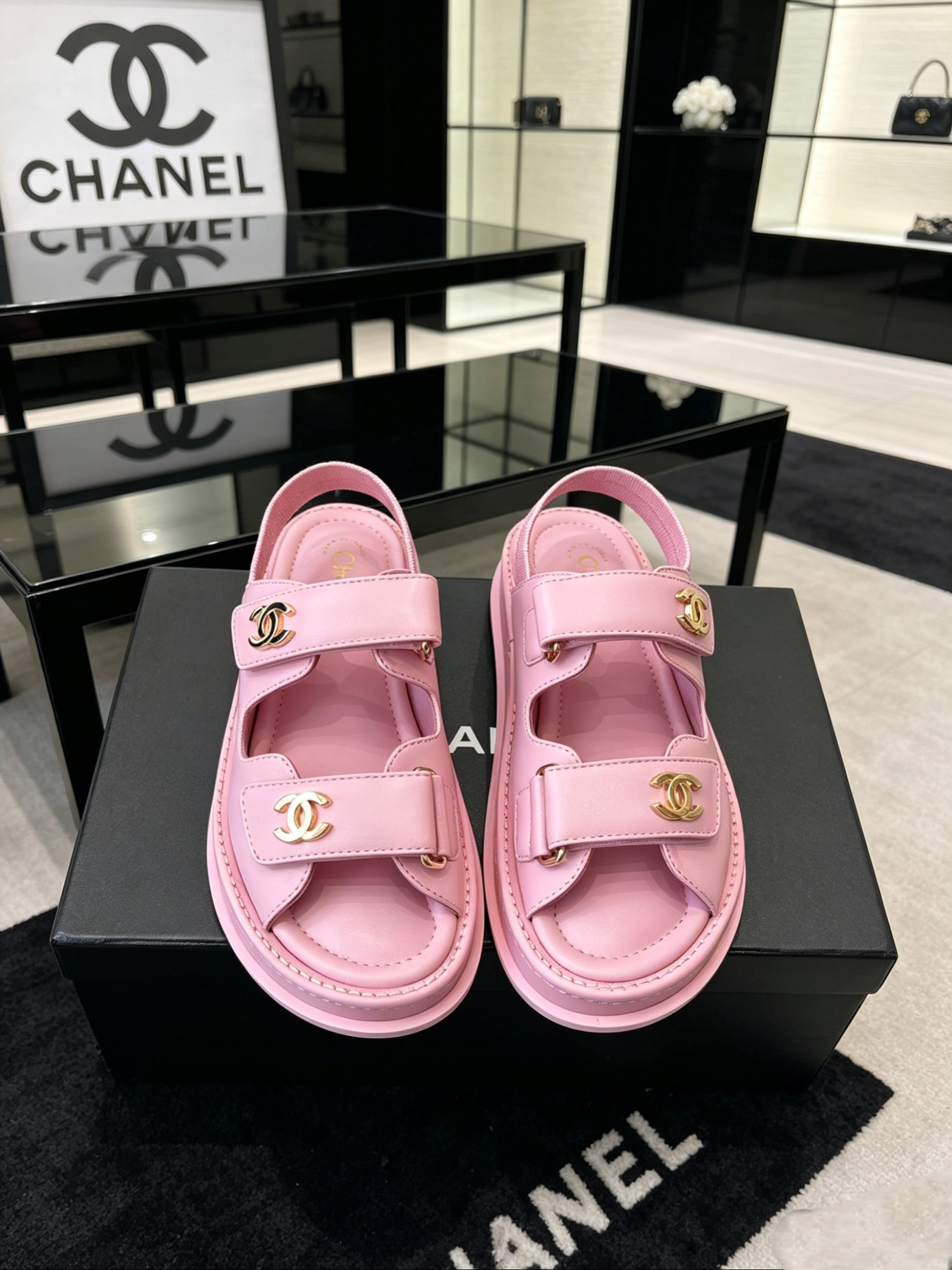 NO:876176,Delivered in Chanel special gift box packaging CHANEL Chanel Xiaoxiang 2026 new sandals counter [authentic grade] version!  !  The king of out-of-stock products at domestic and foreign counters. I searched all over the domestic counters and finally got it. I was so surprised when I opened the box and saw the actual product. I liked it so much that I called on my girlfriends to form a group to buy it. It was picked up by major bloggers and was named 'beach sandals'. I really love them. They are invincible and beautiful on the feet and can be matched with thousands of ways. They are stable for casual wear. The Velcro F is very convenient to wear. This series is now on sale for various wear occasions.  Purchased at counter for 8900!  !  Counter quality: Original materials, sheepskin lining. Special hardware buckle. Exclusive molding and customized logo. Official catalog code number 35-40 (customized 41,42) Italian genuine leather outsole authentic packaging Half-support 270 sandals, slipper sandals, chanel, chanel, sandals, slippers, sheepskin, Leather soles19860909配送香奈 专用礼盒包装 CHANEL 香奈儿 小香 2026新款凉鞋 专柜【正品级】版本！！ 国内国外专柜断货王,找遍国内专柜心心念念终于到手,第一眼开箱看到实物让我太惊讶了,太喜欢了呼吁闺蜜们组团购买疯抢度蹭蹭蹭上涨,被各大博主点名【沙滩凉鞋】,真的是超级爱了,上脚无敌好看简直万种搭配,随意穿搭拿捏的稳稳的,魔术贴f穿着非常方便.hold的各种穿搭场合,本系列现已登陆发售！ 专柜以8900购入！！专柜品质 原厂材料,内里羊皮.专用五金扣.独家开模定制logo. 官方目录 码数35-40（41,42定做） 意大利真皮大底正品包装 半托270凉鞋,拖鞋凉鞋,chanel,chanel,sandals,slippers,sheepskin,Leather soles,Women's Shoes