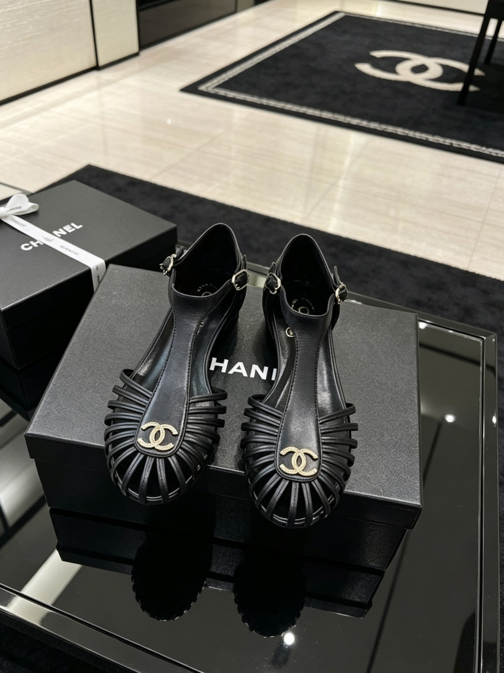 NO:876169,CHANEL Chanel 2026 debuted new counter genuine Roman sandals with gift packaging boxes on the entire network. The counters were snapped up. Pictures were posted on major social platforms. This catwalk style is absolutely too handsome. It is definitely the hottest style of this season. The fairies at the counter are really knowledgeable. They don’t get stuck or rub their feet. The texture is very soft and comfortable on the feet. Classic and versatile. 5 colors selected. 1 Fabric: imported Italian mixed sheepskin  2 Lining: Eco-friendly imported sheepskin lining 3 Outsole: Original 1:1 molded leather outsole 4 Size 35-39, (customized 40-41), sandals, chanel, chanel, sandals, sheepskin, Leather soles19860909CHANEL香奈儿2026全网首发新款专柜正品级罗马凉鞋配礼品包装盒 专柜简直疯抢了,各大社交平台热门晒图,这期的走秀款绝对太帅了,绝对是这一季最热门的款式,专柜仙女们真的太识货了,不卡脚也不会磨脚,质感上脚是非常柔软舒服的.经典百搭.5色入选. 1面料:进口意大利混种羊皮 2内里:环保进口羊皮内里 3大底:原版1:1开模真皮大底 4码数35-39、（40-41定做）,凉鞋,chanel,chanel,sandals,sheepskin,Leather soles,Women's Shoes