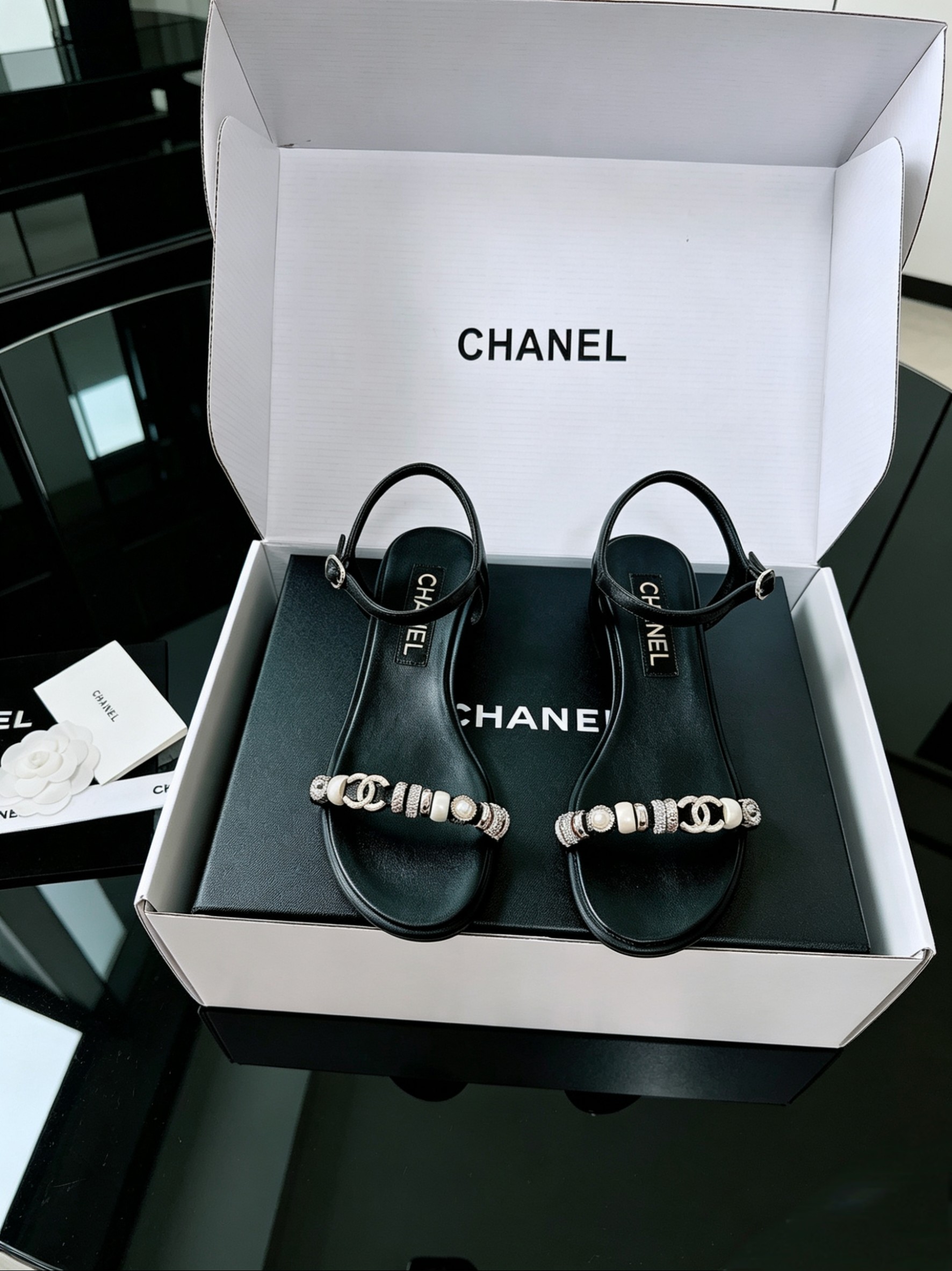 NO:876163,The original replica is 1:1, purchasing agent grade. The official website has been certified and equipped with airplane gift box packaging. Xiaoxiang 26A, the latest model from the official website, pearl diamond buckle and diamond chain, empty back sandals, counter quality. All materials are customized according to the original version!  Purchase authentic products developed. Fabrics: Original customized sheepskin. Original customized sheepskin for foot pads. Genuine leather outsole imported from Italy. High-quality shoes are by no means ordinary goods in the market. Low-end bargains. Please do not disturb customers. Size: 35-41 (40.41.42 customization is not returnable), sandals, sandals, sheepskin, Leather soles19860909原版复刻1:1 代购级 官网已认证配飞机盒礼盒包装 小香26A 官网最新款 珍珠钻扣钻链,后空凉鞋 专柜品质 所有材质都根据原版定制！购入正品开发 面料: 原版定制羊皮 垫脚原版定制羊皮 鞋底意大利进口真皮大底 高品质鞋子绝非市场普通货,低端杀价,客户勿扰 Size: 35-41（40.41.42定制不退换）,凉鞋,sandals,sheepskin,Leather soles,Women's Shoes