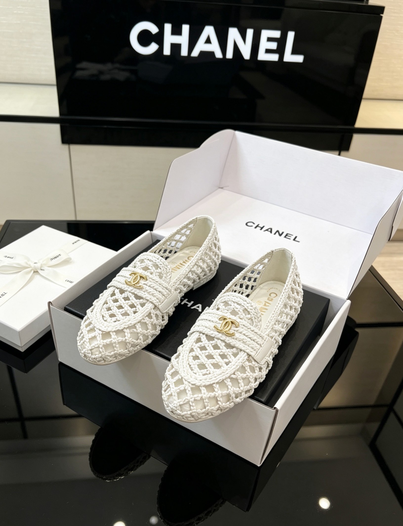 NO:876234,The top-end high-end can be packaged in a Chanel gift box. Chanel's classic double-c buckle rhombus leather woven shoes and slippers are reproduced 1:1 from the original. Purchasing grade. The official website has been certified. Grandma Xiang's family has always been elegant and socialite, full of high-end sense!  Very nice on the feet ~ very versatile!  Incomparably beautiful!  Special fabric, first-layer cowhide woven, sheepskin lining, original genuine leather outsole Size 35-39 (34/40/41/41/customized, non-returnable) single shoes and half slippers, loafers and half slippers, chanel, chanel, loafers, slippers, cowhide, sheepskin, Leather soles19860909顶级高端可配香奈礼盒包装Chanel 经典双c扣菱格牛皮编织单鞋拖鞋原版复刻1:1 代购级 官网已认证 香奶奶家一贯的优雅名媛气质 高级感十足！上脚非常nice～ 非常百搭！无敌美！特别仙 面料头层牛皮编织 内里垫脚羊皮 原版真皮大底 Size35-39（34/40/41/41/定制不退换）单鞋半拖,乐福鞋半拖,chanel,chanel,loafers,slippers,cowhide,sheepskin,Leather soles,Women's Shoes