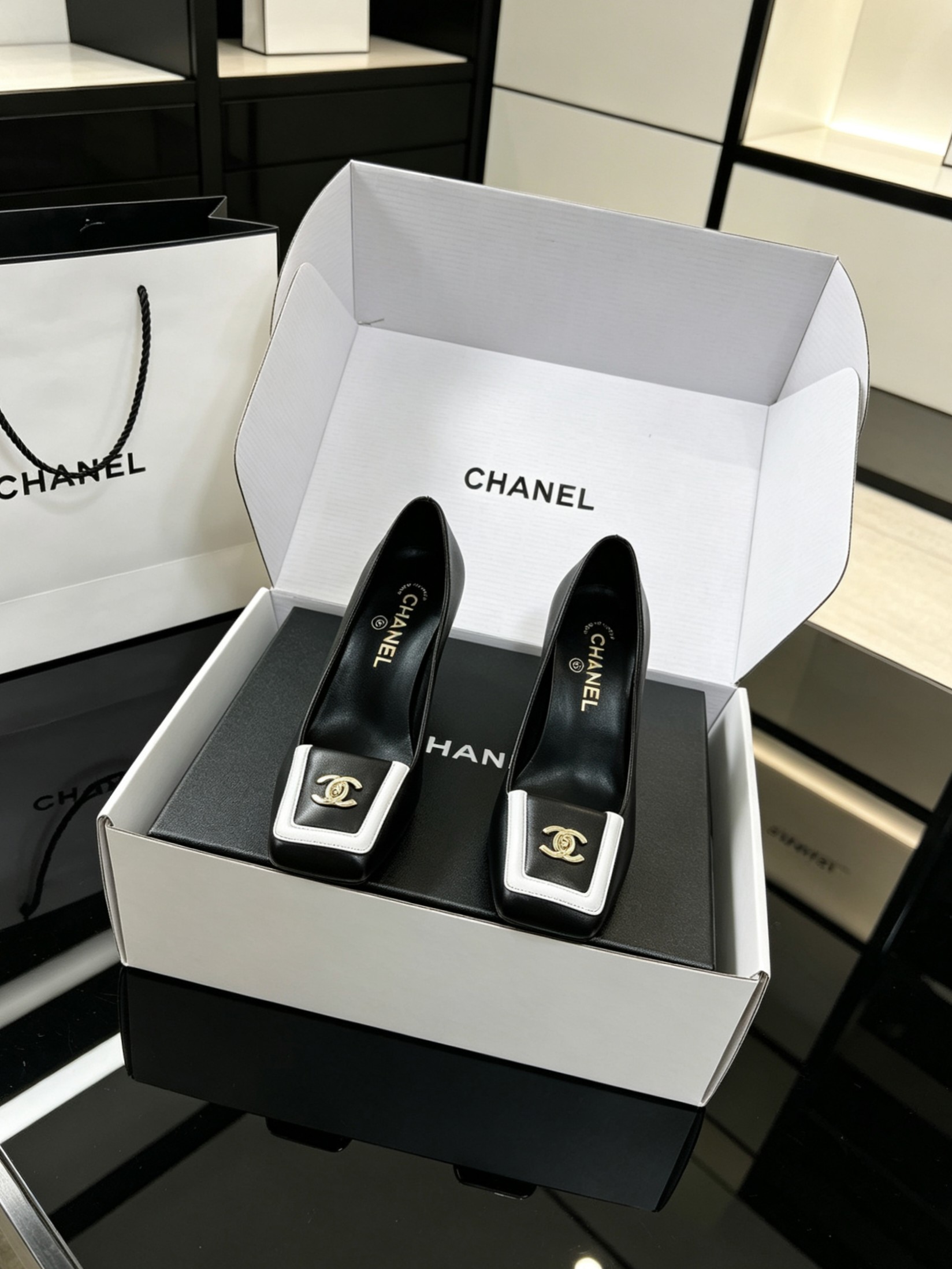 NO:876209,The top version can be packaged in a Chanel gift box. Chanel's classic double-C buckle elastic egg roll dance shoes are replicas of the original 1:1. Purchasing grade. The official website has been certified. Grandma Xiang's consistent elegant ladylike temperament. Sewn genuine leather outsole elastic egg roll dance shoes, full of high-end sense!  Very nice on the feet ~ very versatile!  Incomparably beautiful!  Special fairy fabric, sheepskin lining, original double-layer dyed genuine leather outsole Size 35-39 (34/40/41/41/42 customized, non-returnable) flat high heels, 280, high heels, chanel, chanel, high heels, sheepskin, Leather soles19860909顶级版本可配香奈礼盒包装Chanel 经典双c扣松紧蛋卷舞蹈鞋原版复刻1:1 代购级 官网已认证 香奶奶家一贯的优雅名媛气质 车缝真皮大底松紧蛋卷舞蹈鞋 高级感十足！上脚非常nice～ 非常百搭！无敌美！特别仙 面料羊皮 内里垫脚羊皮 原版双层透染真皮大底 Size35-39（34/40/41/41/42定制不退换）平底高跟,280,高跟鞋单鞋,chanel,chanel,high heels,sheepskin,Leather soles,Women's Shoes