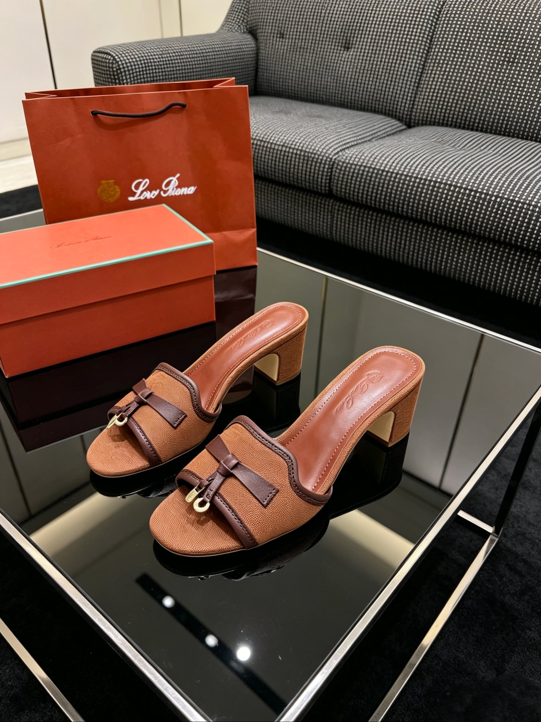 NO:927465,Top purchasing agent Loro Piana classic British tassel flat mules slippers counter quality!  It is really not easy to get such goods. Su Miao, who knows how to make goods, is low-key, simple and timeless!   Super soft and comfortable!  This shoe is so popular, you can search for a lot of pictures of the feet of celebrities and internet celebrities!  It looks good and wears well, and the key is that it is easy to match!  This brand hardly advertises and is low-key and luxurious. Only when you wear it yourself will you know how comfortable it is!  LP's styles are worn by the upper class people in the world who have status and want high quality and a low-key style. This is the legendary endorsement that you get what you pay for, and you get what you pay for!  LP's ace loafers and mules are really only known to live up to our feet if you wear them yourself. The upper is imported sheep suede, the lining is imported calfskin, foot pad cowhide, cowhide midsole, and Italian genuine leather outsole.  piana,loafers,slippers,cowhide,Leather soles19860909顶级代购级 Loro Piana诺悠翩雅经典英伦流苏平底穆勒鞋拖鞋  专柜品质！能搞到这样的货确实不易 懂货的速秒低调又简约,经典不衰！  超软超舒适！这款鞋真的太火爆了,各路明星网红上脚图随便一搜一大把！好看又好穿,关键还好搭！这个品牌几乎不打广告,低调奢华,只有自己穿了才知道有多舒服！LP的款式都是世界上有身份且希望高品质 保持低调做派的上层人士穿着,也就是传说中的一分钱一分货、一分钱三分货的代言！LP的王牌乐福鞋,穆勒鞋真的是只有自己穿了才知道不能辜负我们的双脚 鞋面为进口羊反绒 内里进口小牛皮 垫脚牛皮 牛皮中底 意大利真皮大底 Size35.36.37.38.39.40.41.42（40.41.42不退换）飞机盒加十.,拖鞋,loro piana,loro piana,loafers,slippers,cowhide,Leather soles,Women's Shoes